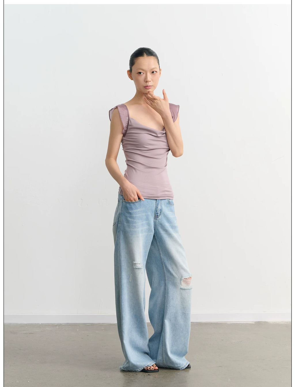 LINY LIBERTY Swing Neck Ruffle Edge Slim Tee