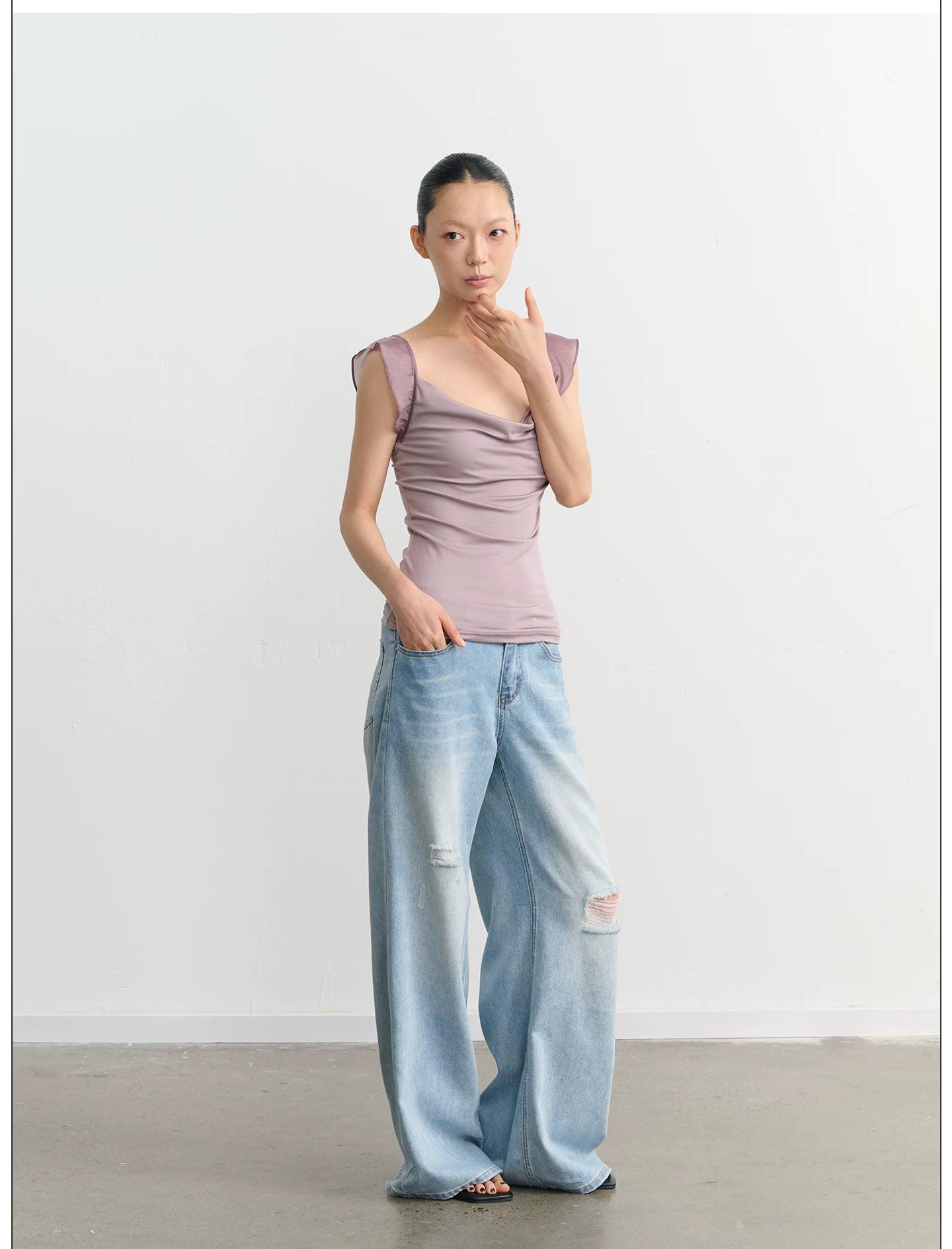 LINY LIBERTY Swing Neck Ruffle Edge Slim Tee