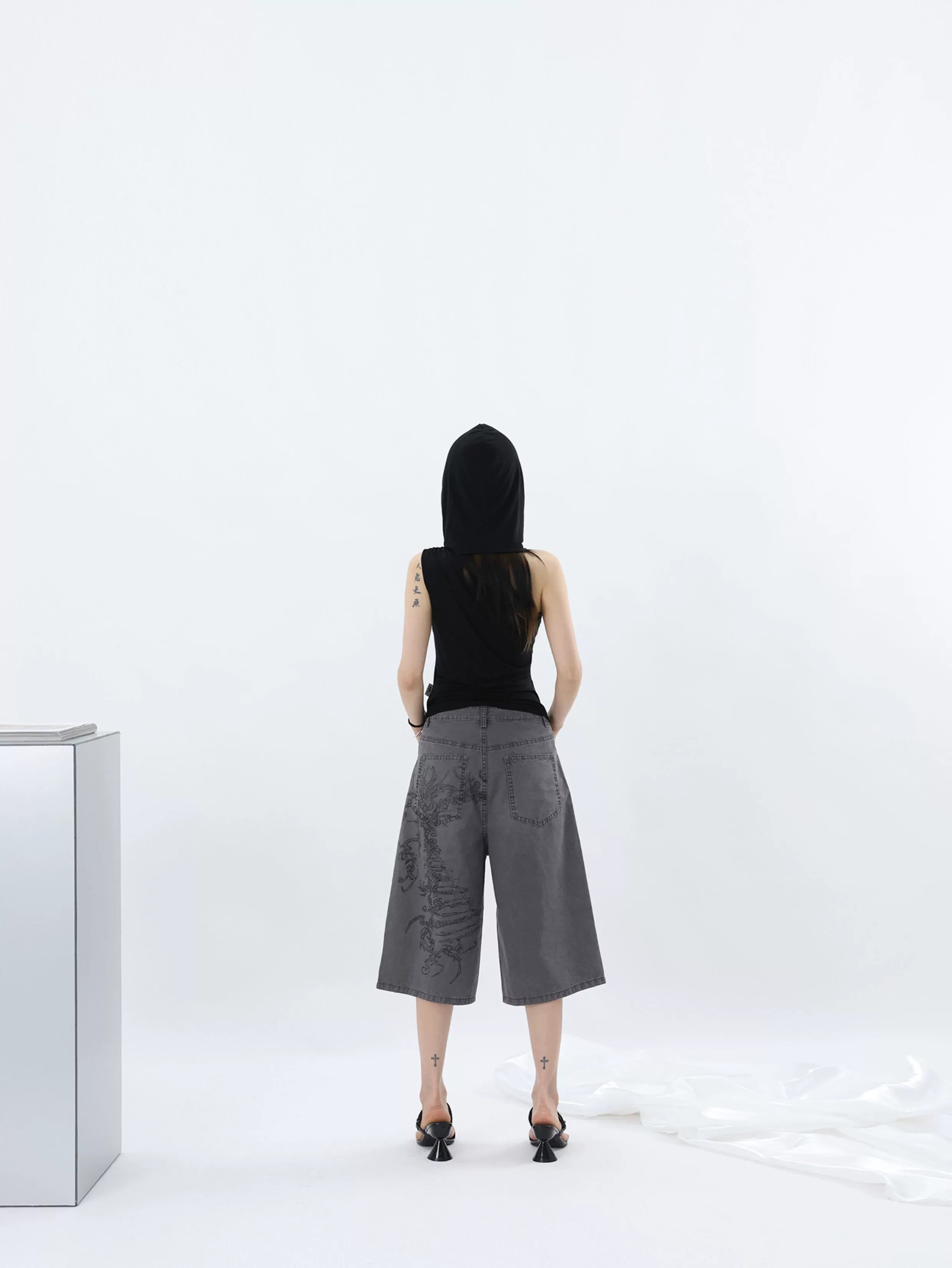 FUZZYKON Hand-drawn Stitch Loose-print Cropped Pants