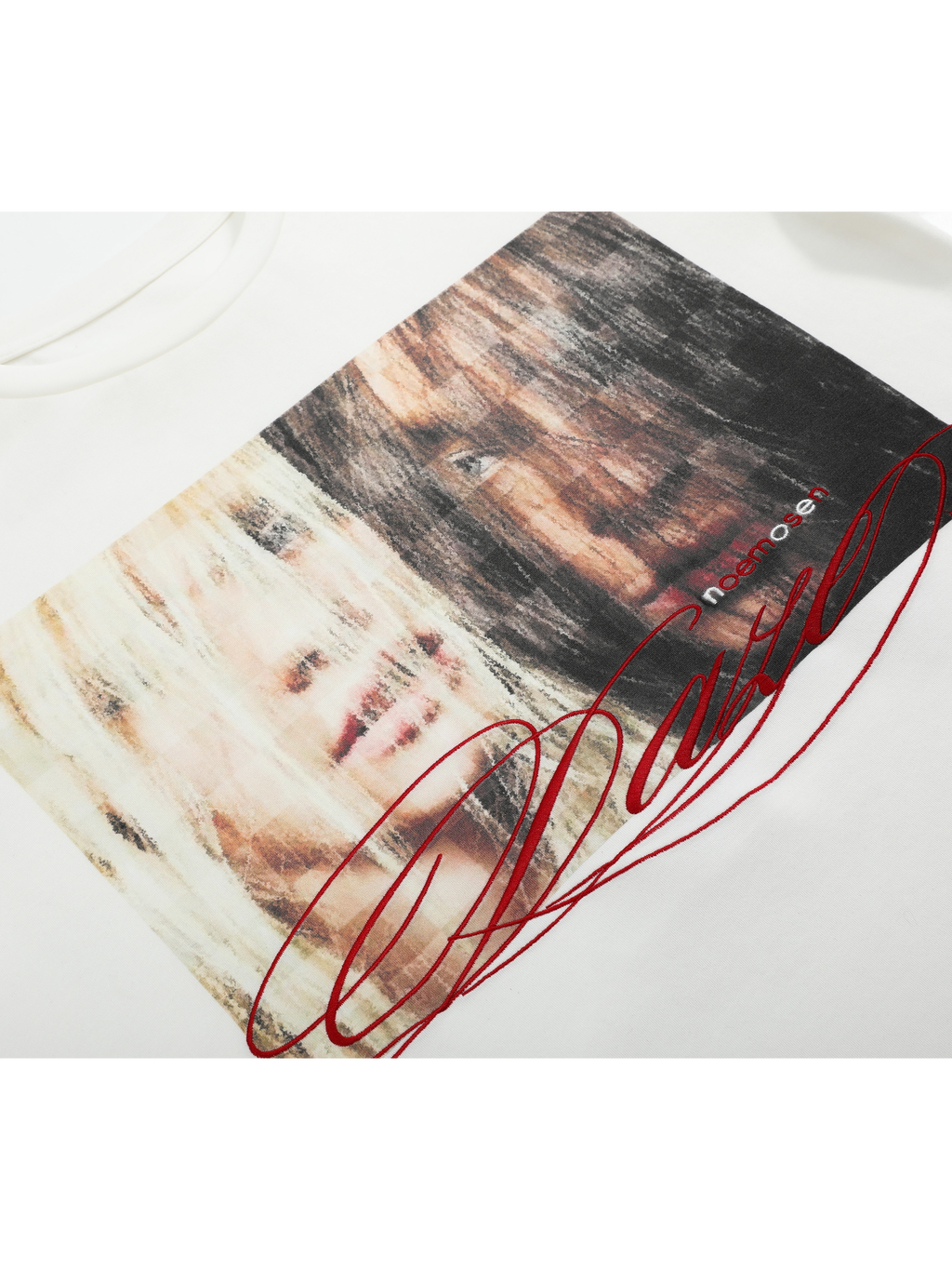 No E Mosen Portrait Print Embroidered Front Shoulder Tee
