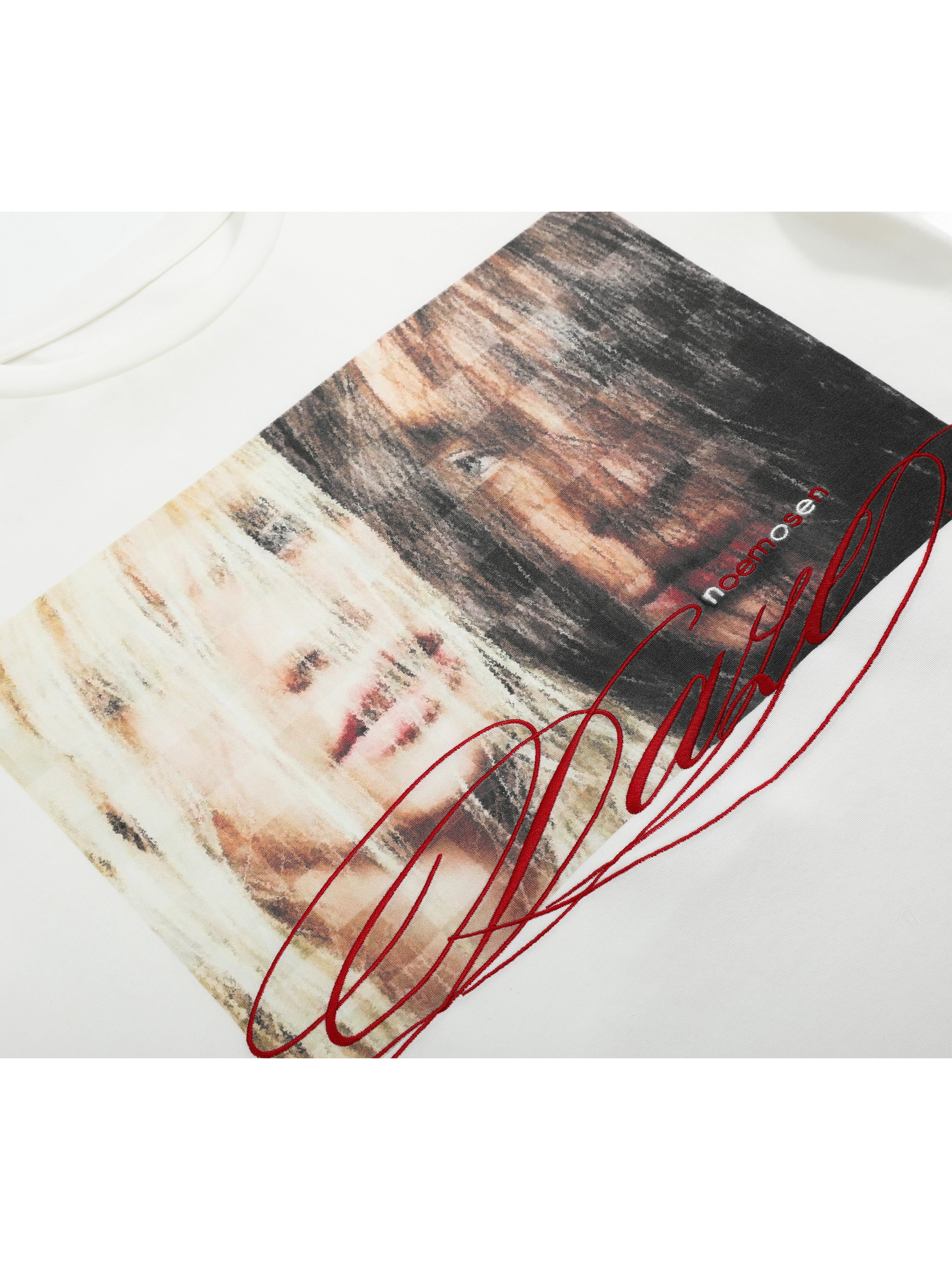 No E Mosen Portrait Print Embroidered Front Shoulder Tee