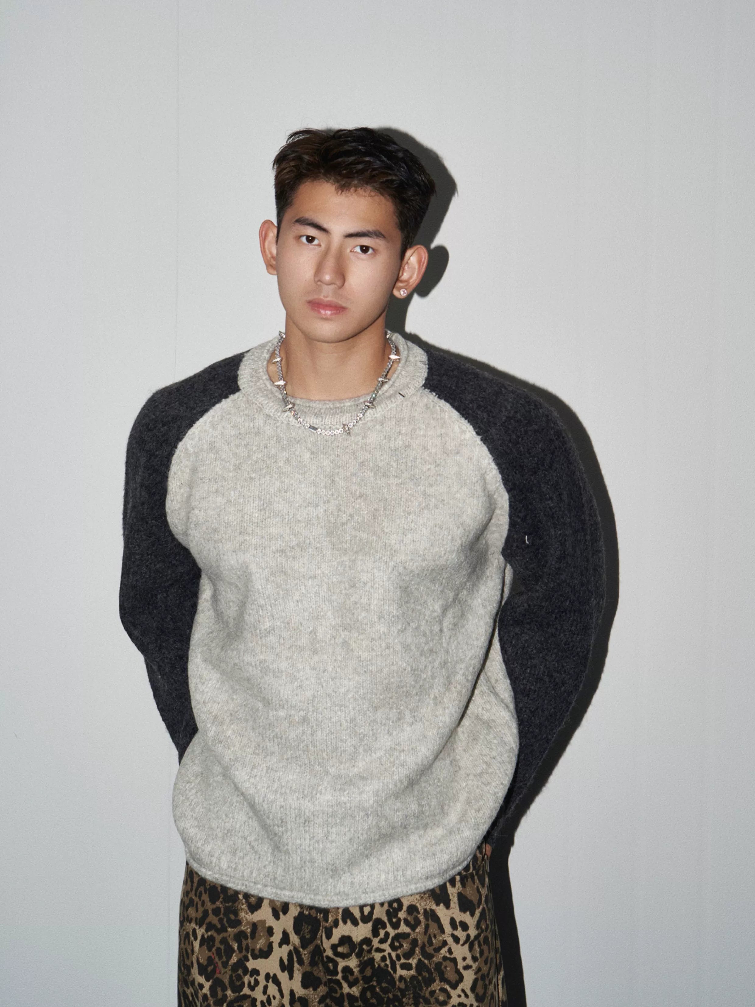 PAPASLILMONSTER Spliced Shoulder Crew Neck Sweater