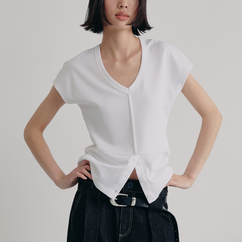 JCAESAR Versatile V-neck Half-open Tee