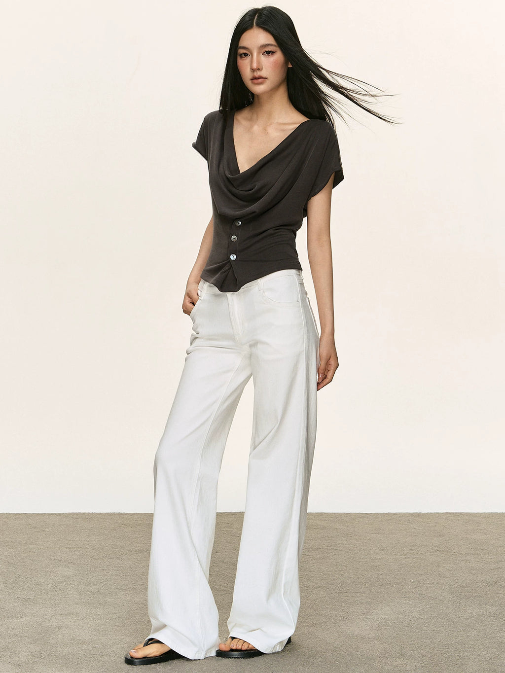 Anna Aneae Swinging Neck Kink V Neck Slim Slim Tee