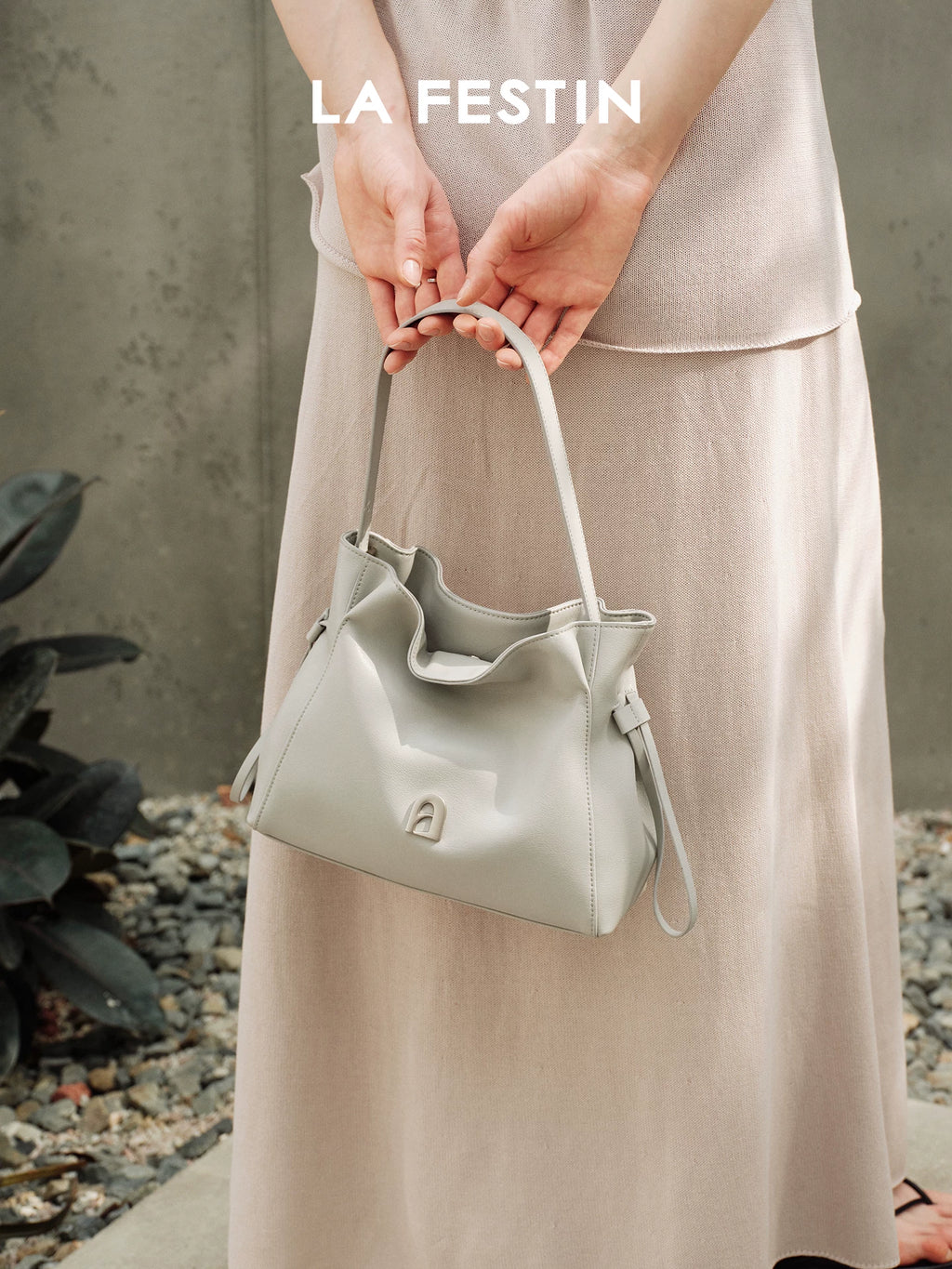 La Festin Niche Armpit Messenger Bag