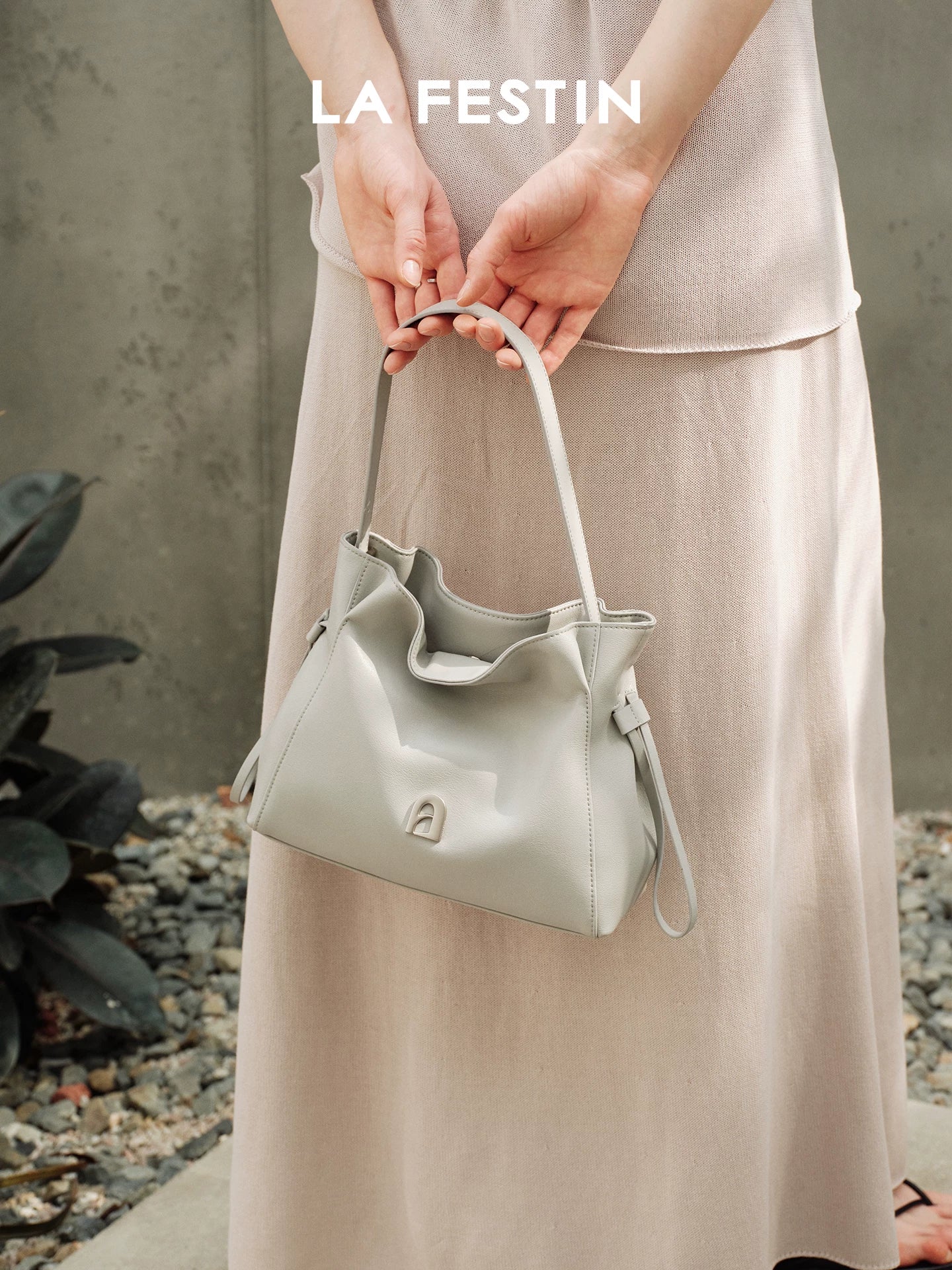 La Festin Niche Armpit Messenger Bag