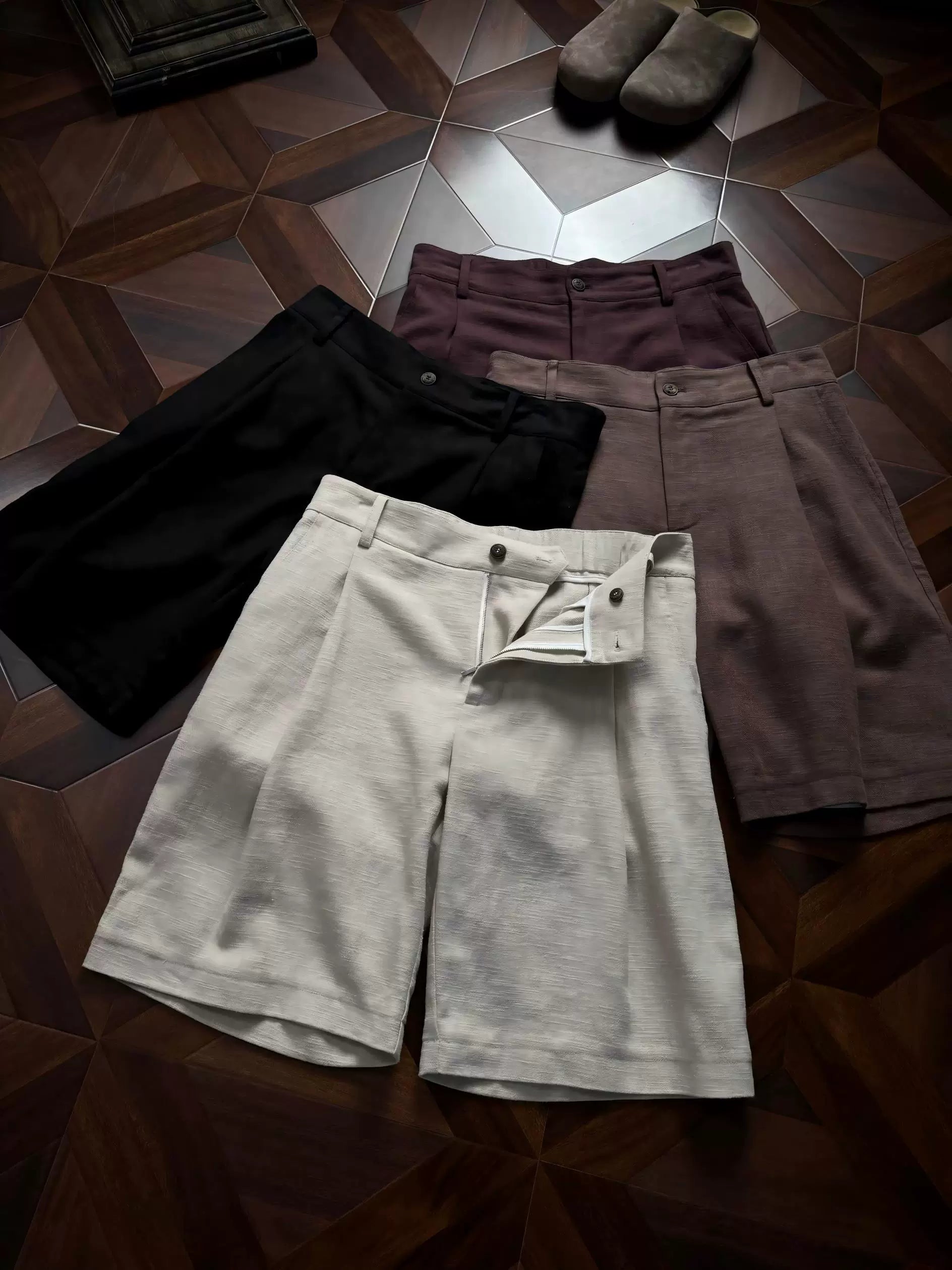 AMBSOM Pleated Straight-leg Shorts