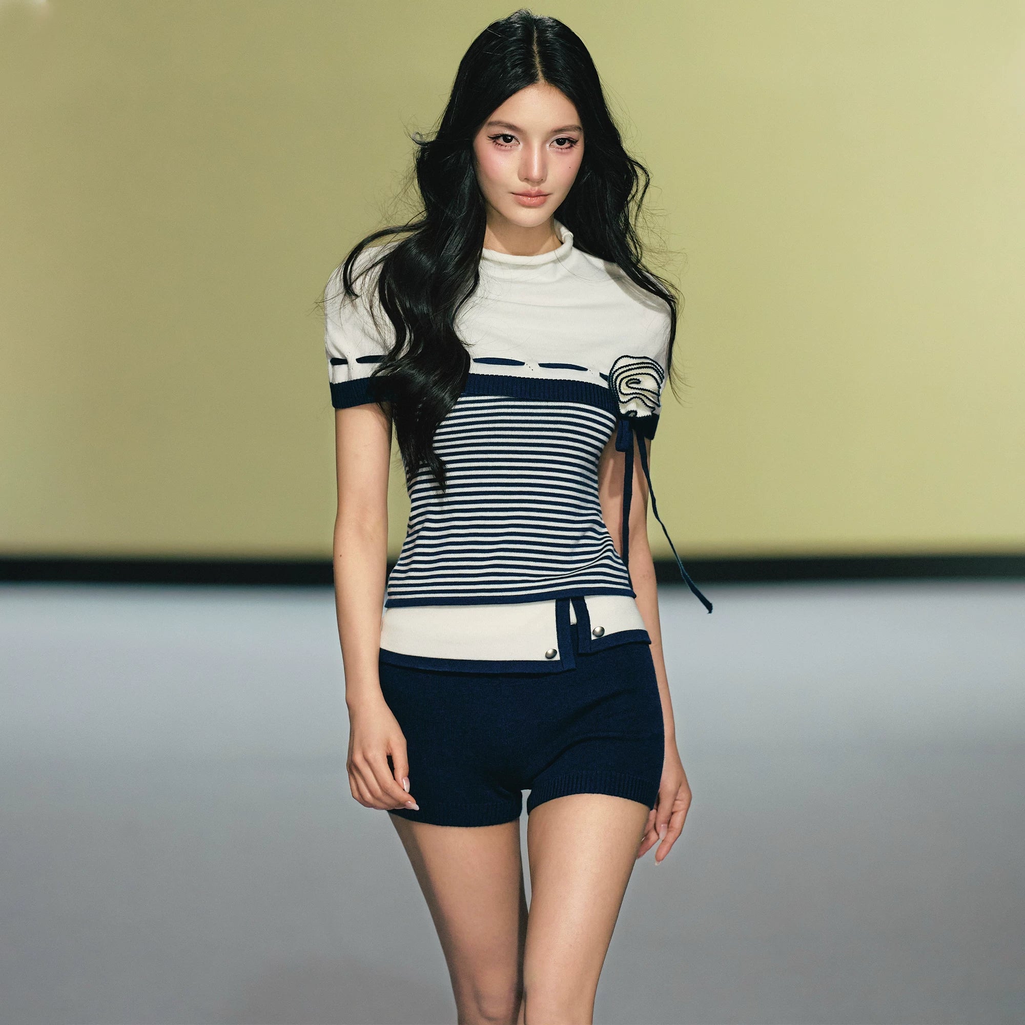 AGAM Flower Semi-turtleneck Top Contrasting Color Flanged Shorts Set