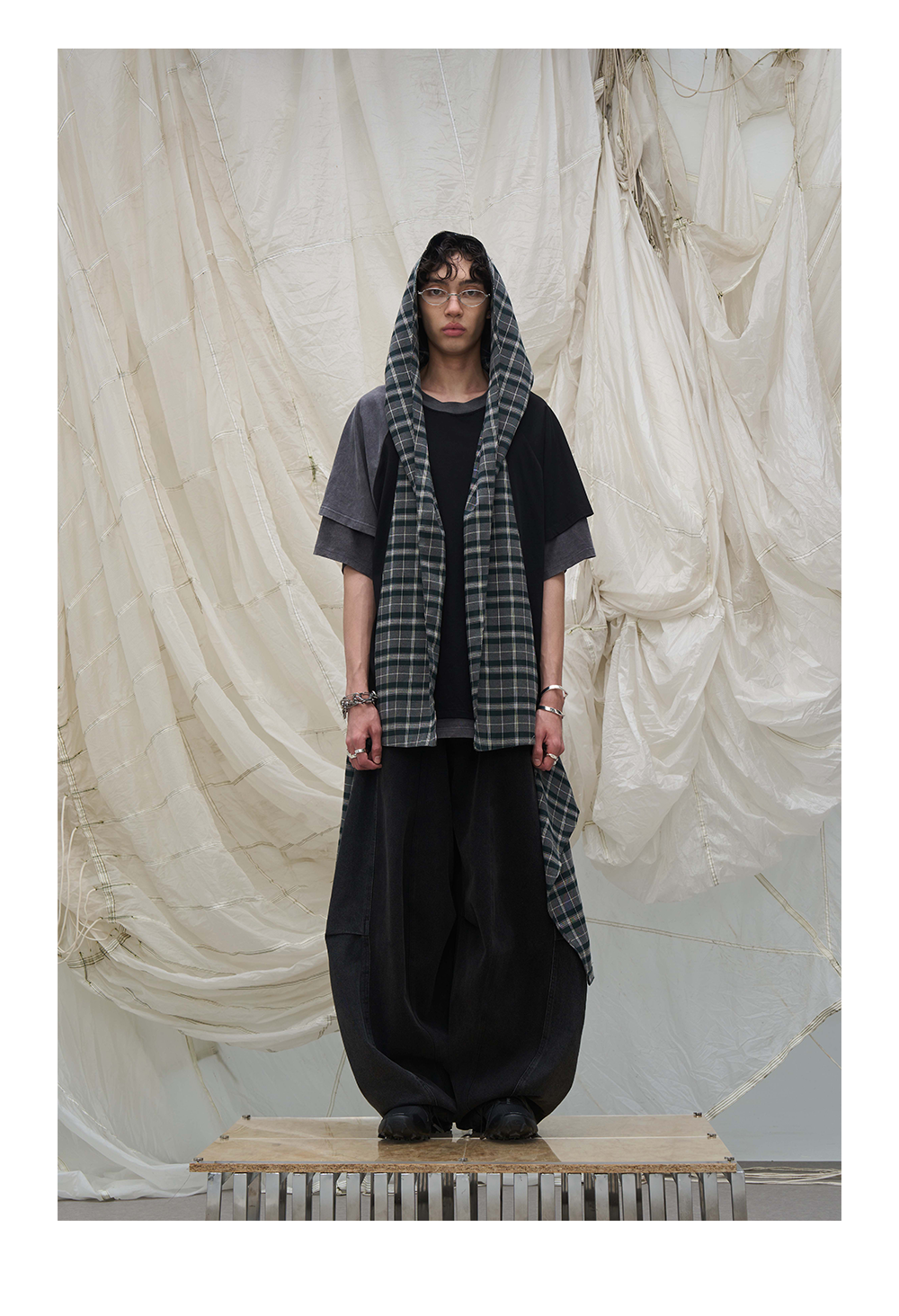 RELABEL Removable Scarf Multi-layer Contrasting Tee