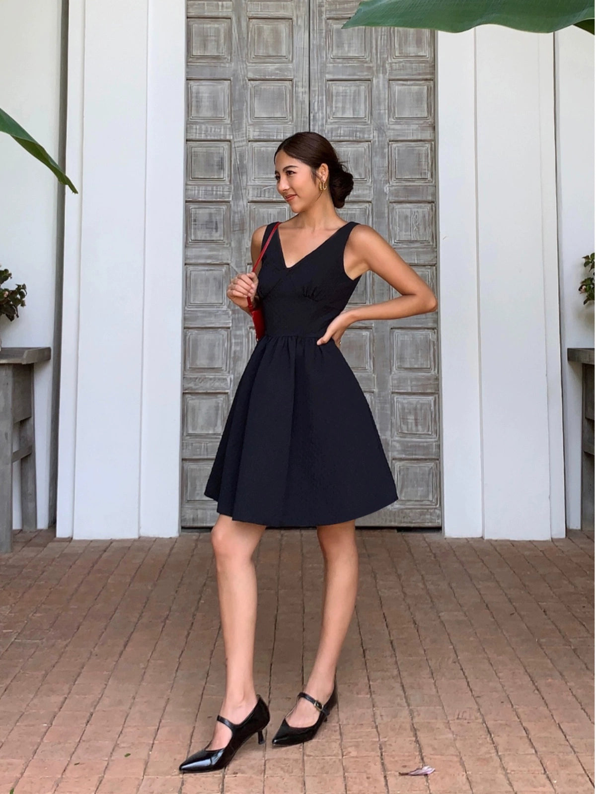 NEVA HU French V-neck Waist Sleeveless Small Black Dress