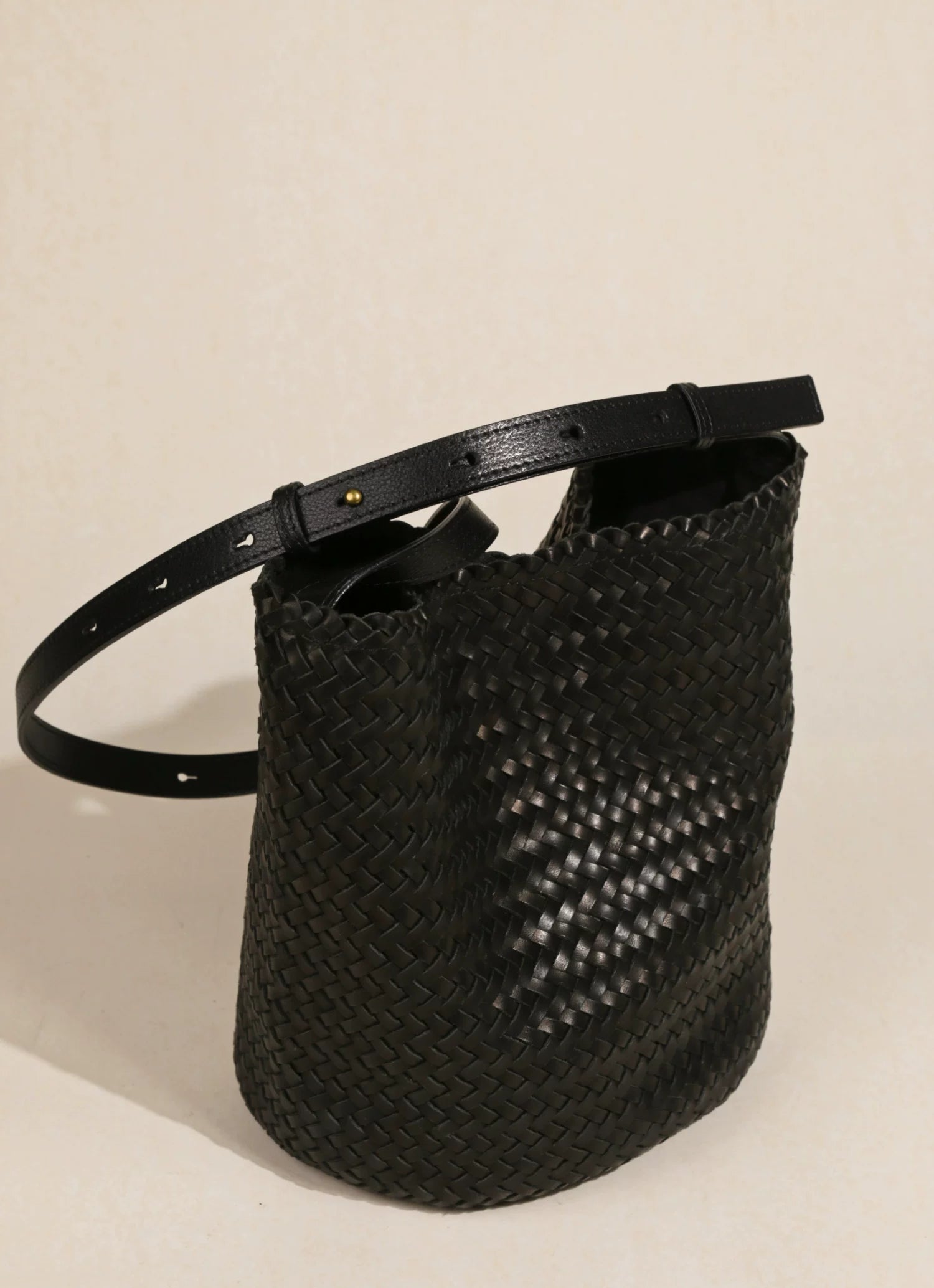EZRO Cowhide Texture Hand-woven Messenger Bag