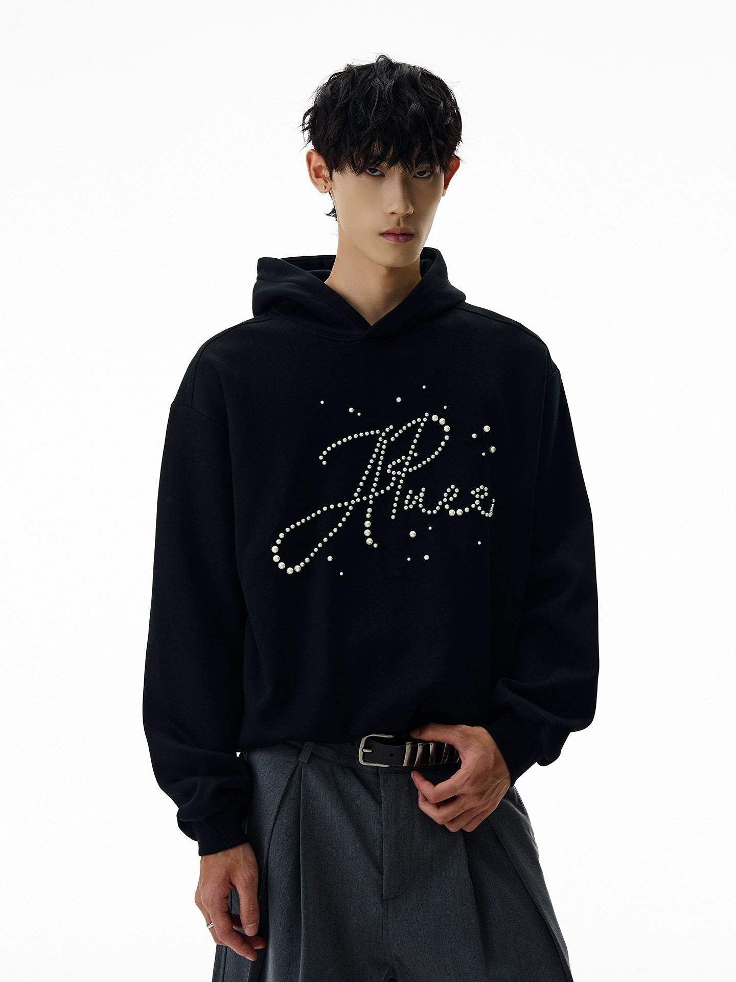 A PUEE Letter Pearl Short Front Shoulder Ruffian Sweater