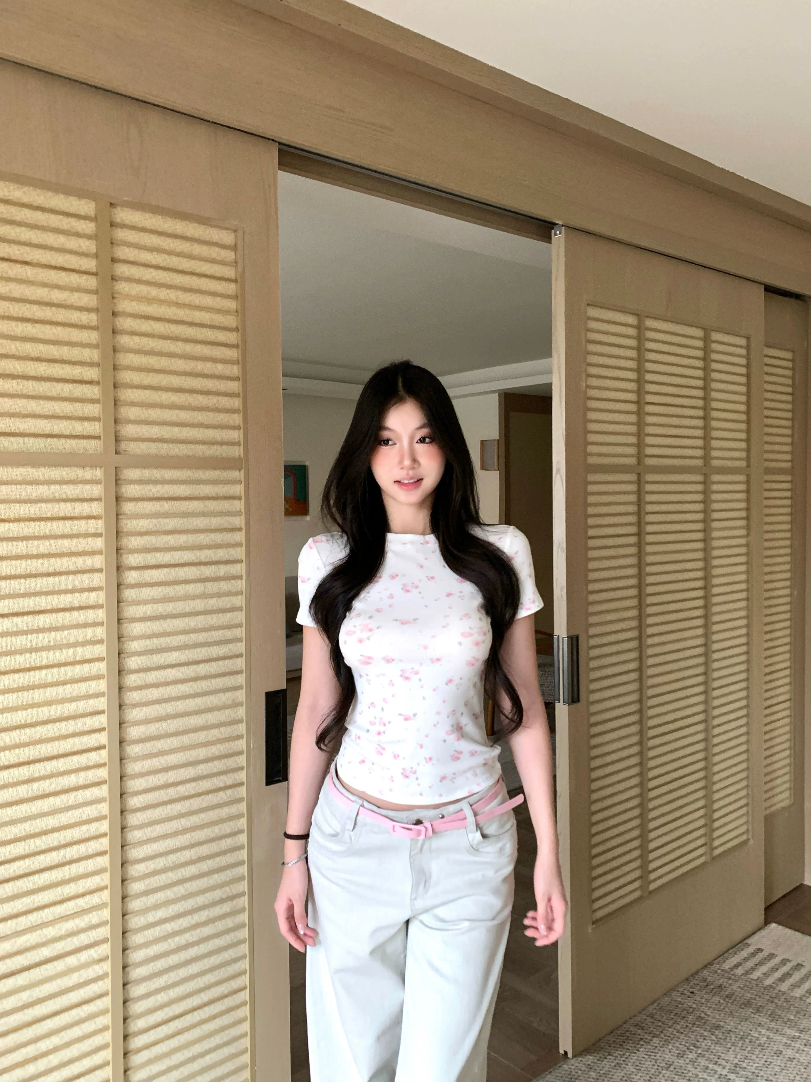 WITHMIN Floral Crew Neck Front Shoulder Waist Slim Tee