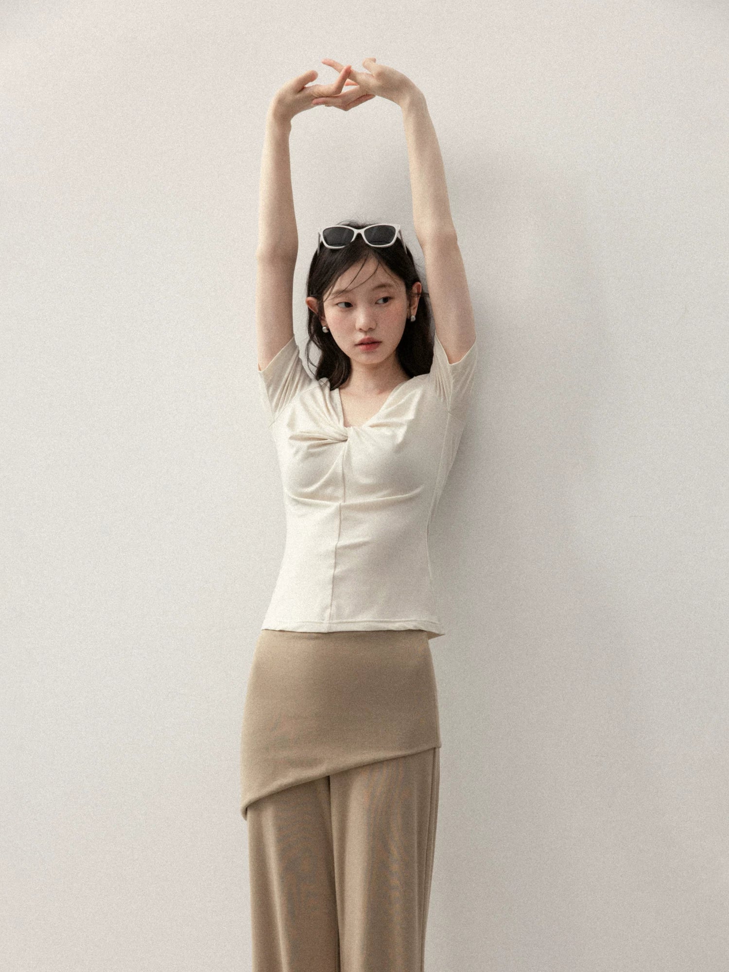 Cantonstory Kink V-neck Straight Shoulder Slim Tee