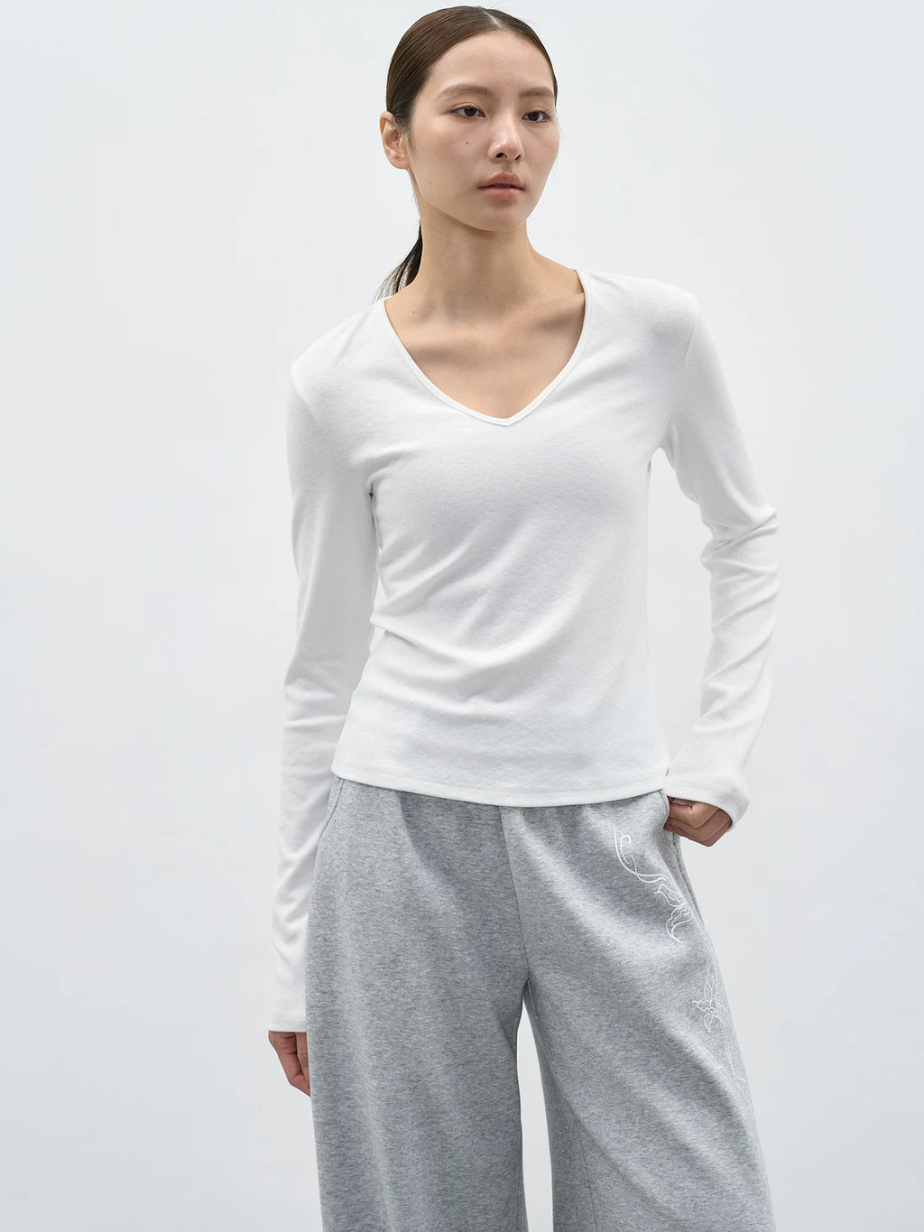 EIGHTHMONTH V-neck Simple and Versatile Long Sleeves