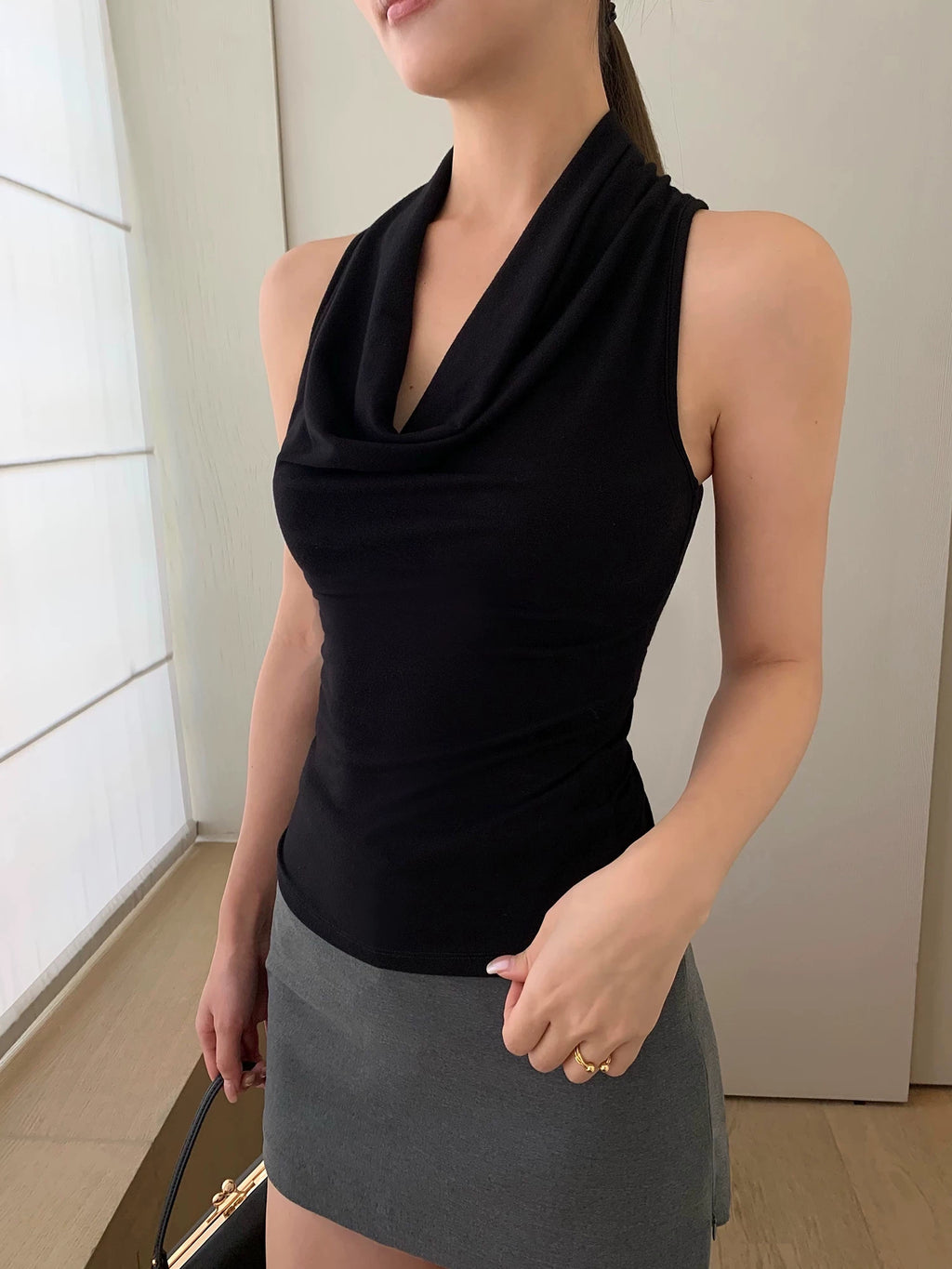 NEVA HU Temperament Swinging Neck Vest