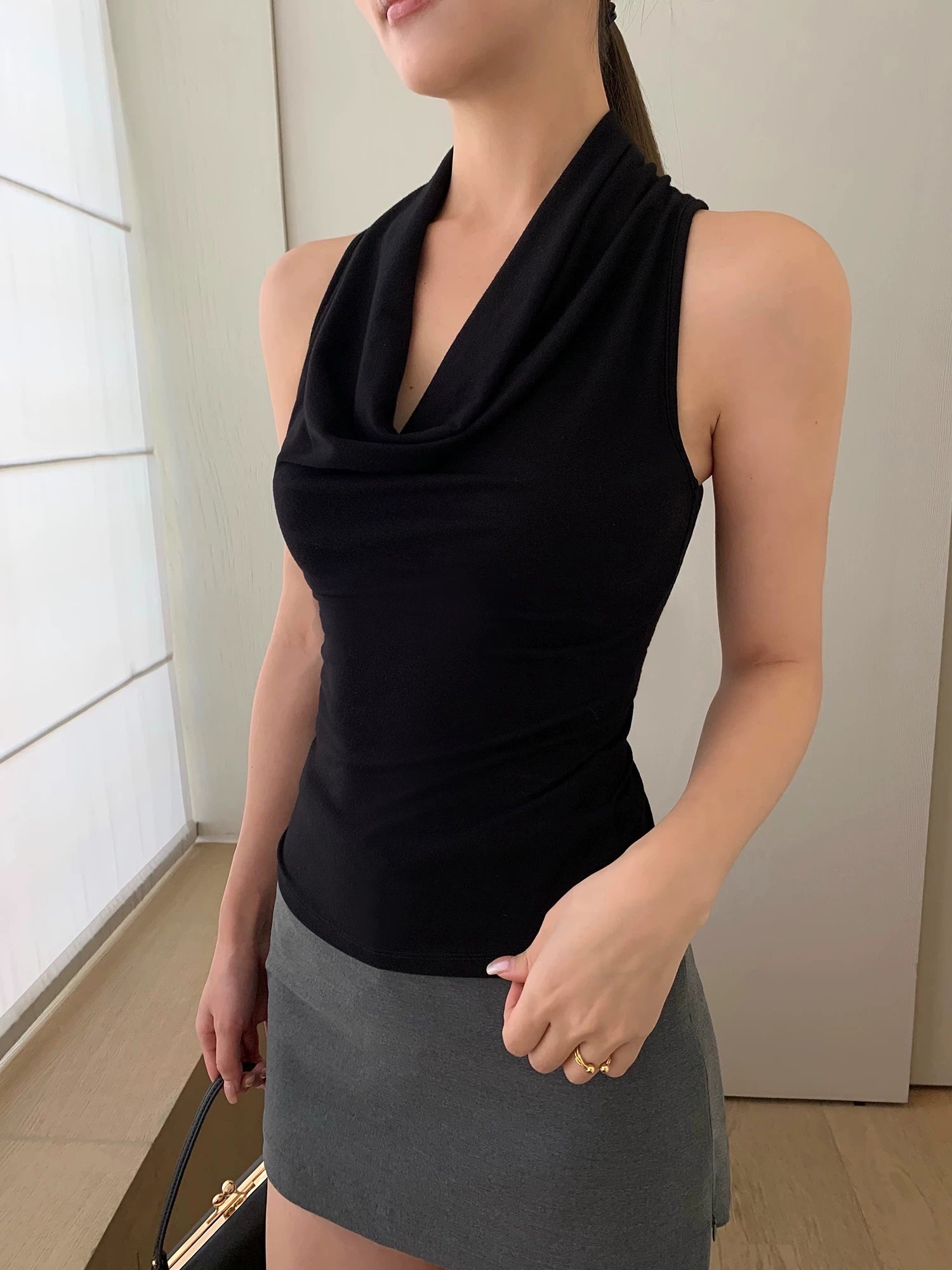 NEVA HU Temperament Swinging Neck Vest