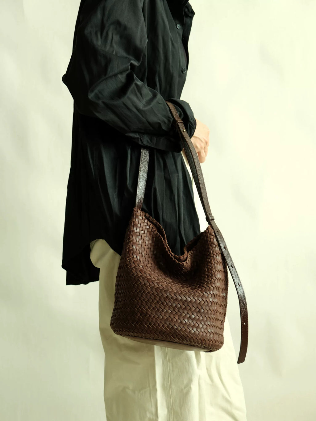 EZRO Cowhide Texture Hand-woven Messenger Bag