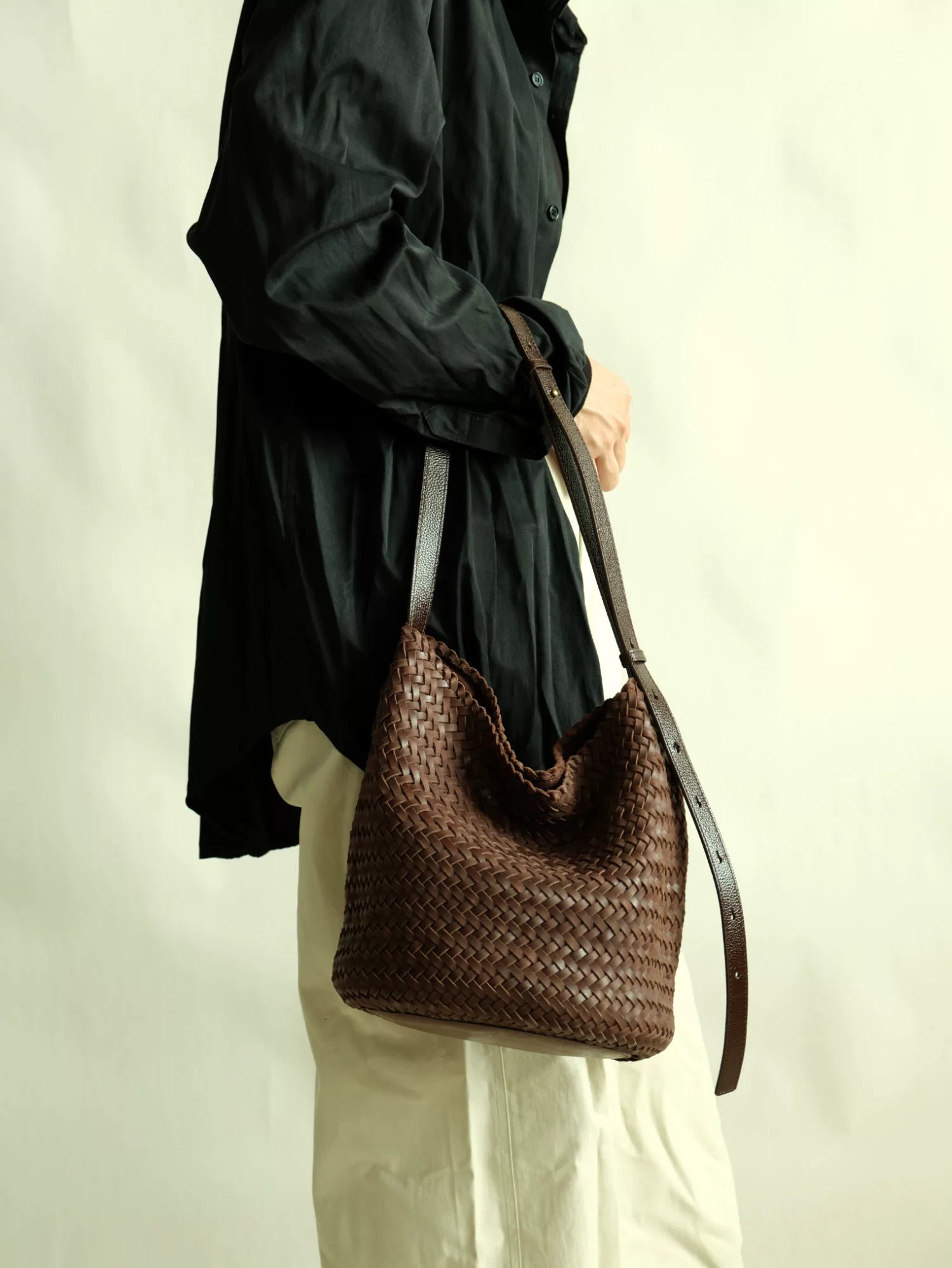 EZRO Cowhide Texture Hand-woven Messenger Bag