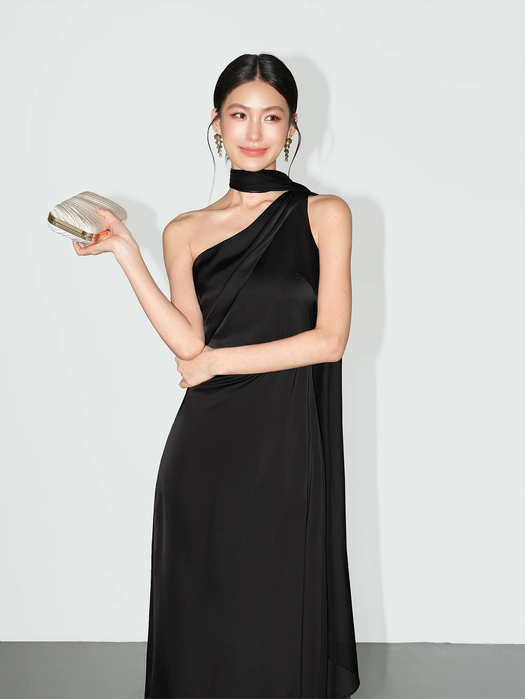 NEVA HU Temperament Satin Slanted Shoulder Streamer Dress