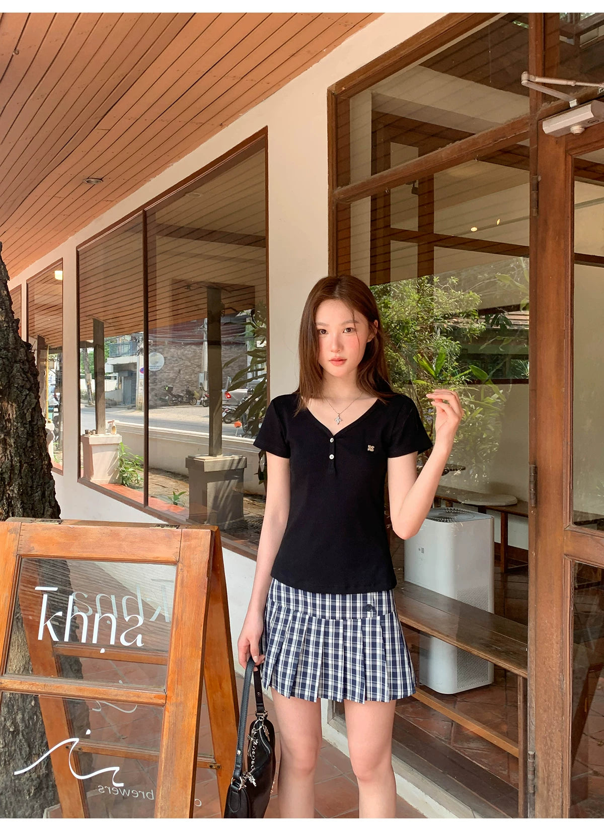 KANO Retro V-neck Letter Metal Label Slim Tee
