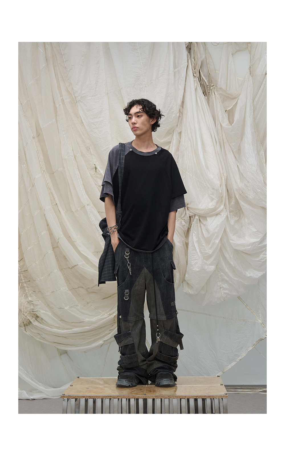 RELABEL Removable Scarf Multi-layer Contrasting Tee
