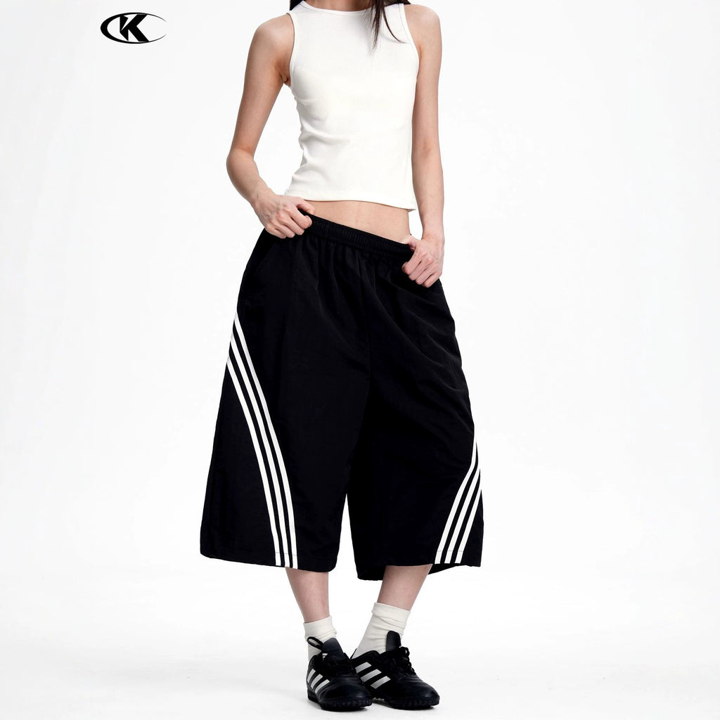 11KN Loose and Versatile Three-bar Sports and Leisure Shorts