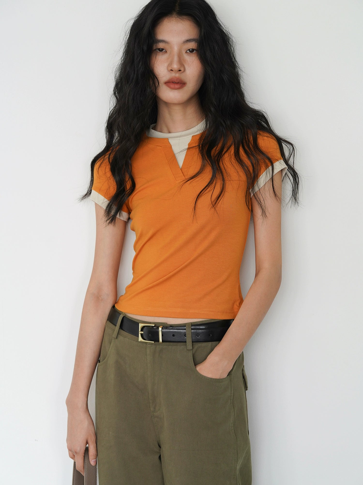 EIGHTHMONTH Contrast Fake Two V-neck Slim Tee