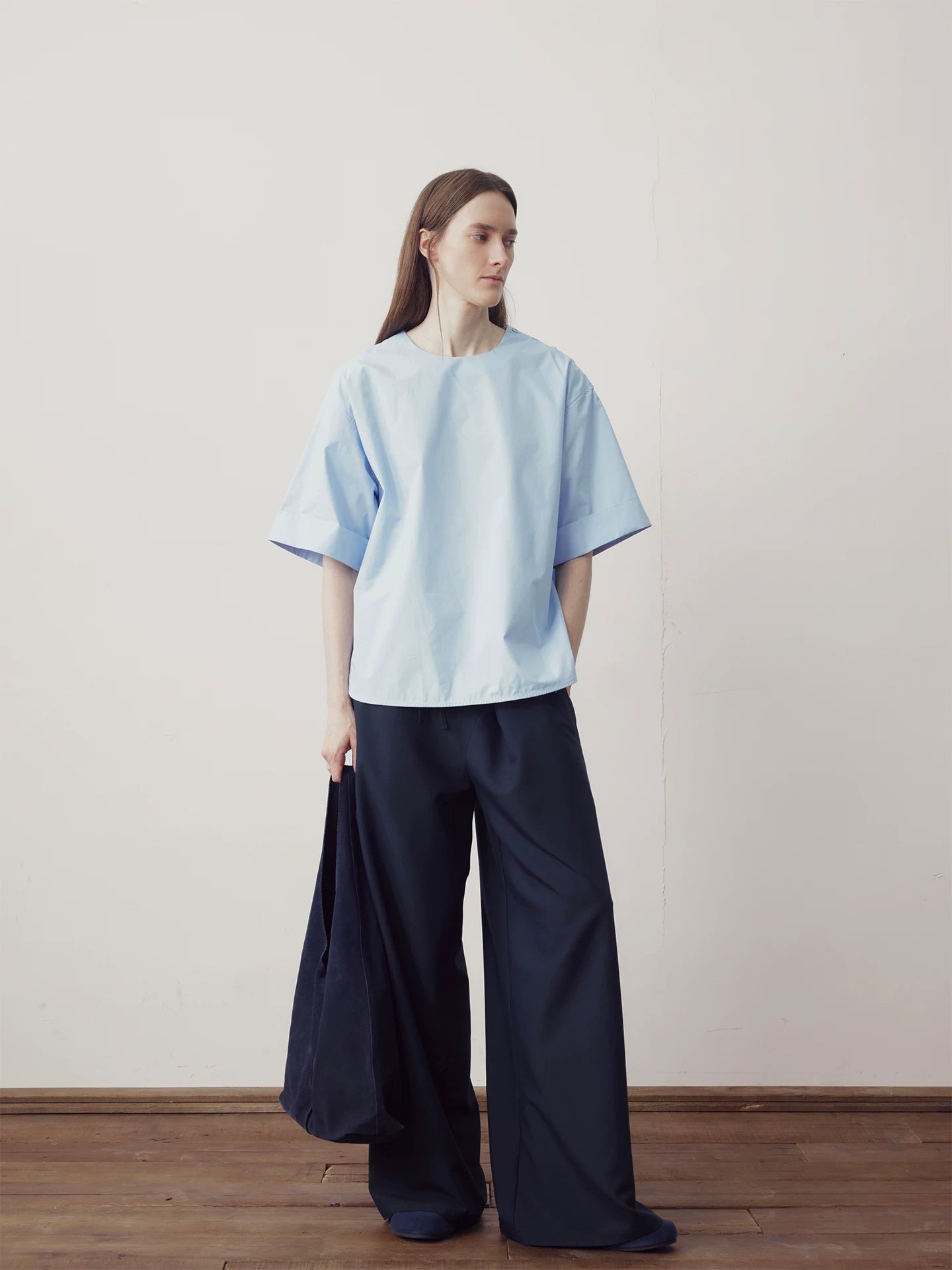 COLN Simple Neckline Button-down Short-sleeved Shirt