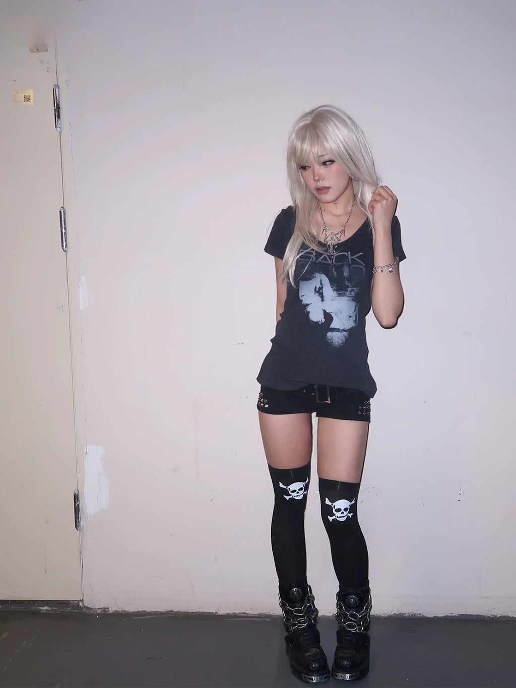 No E Mosen Retro Portrait Print U Neck Slim Tee