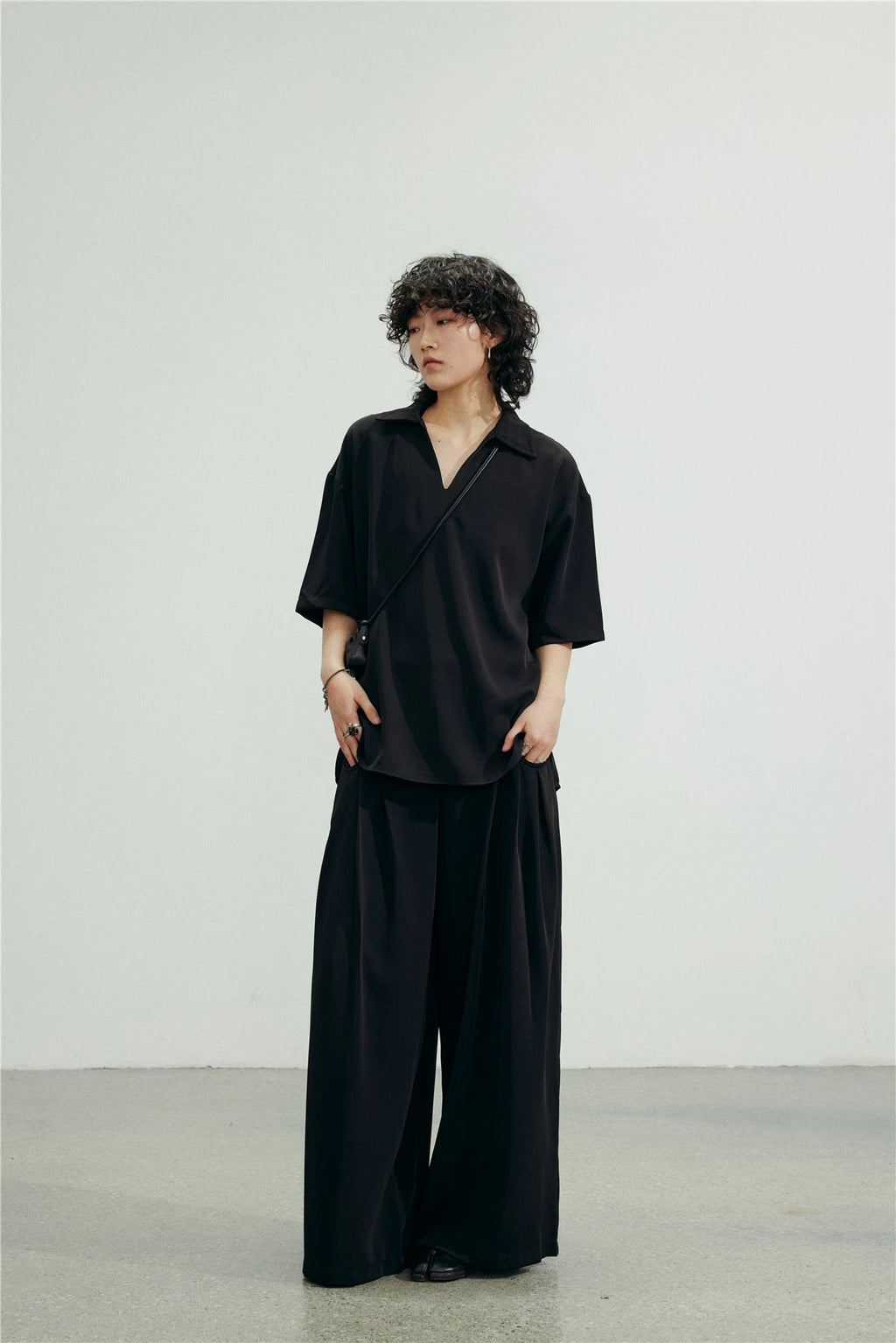SUNYVONNE Minimalist V-neck Loose Short-sleeve Shirt