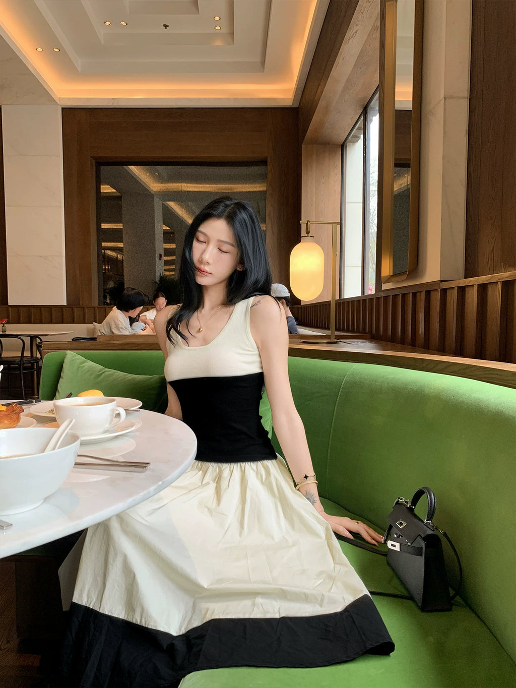 YOUNG KYLIN Contrasting Color Slim Top Skirt Set