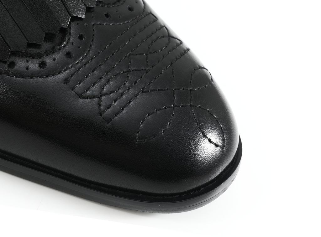 Slight Vogue Tassel Punched Brock Embroidered Leather Shoes