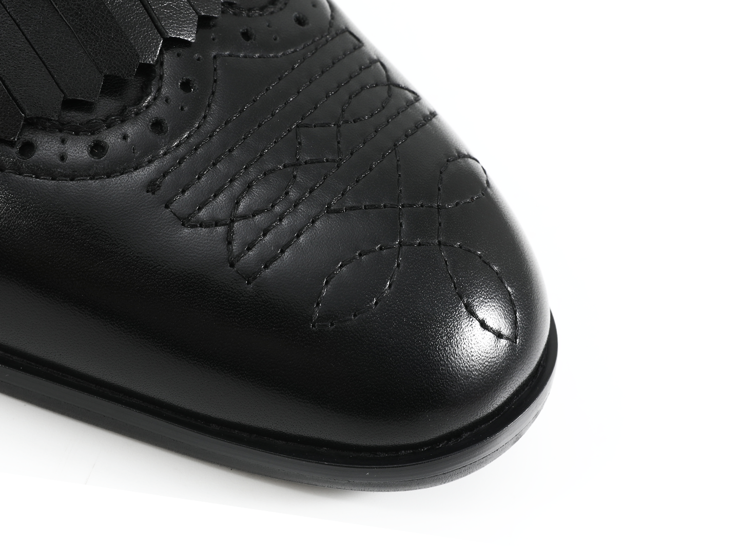 Slight Vogue Tassel Punched Brock Embroidered Leather Shoes