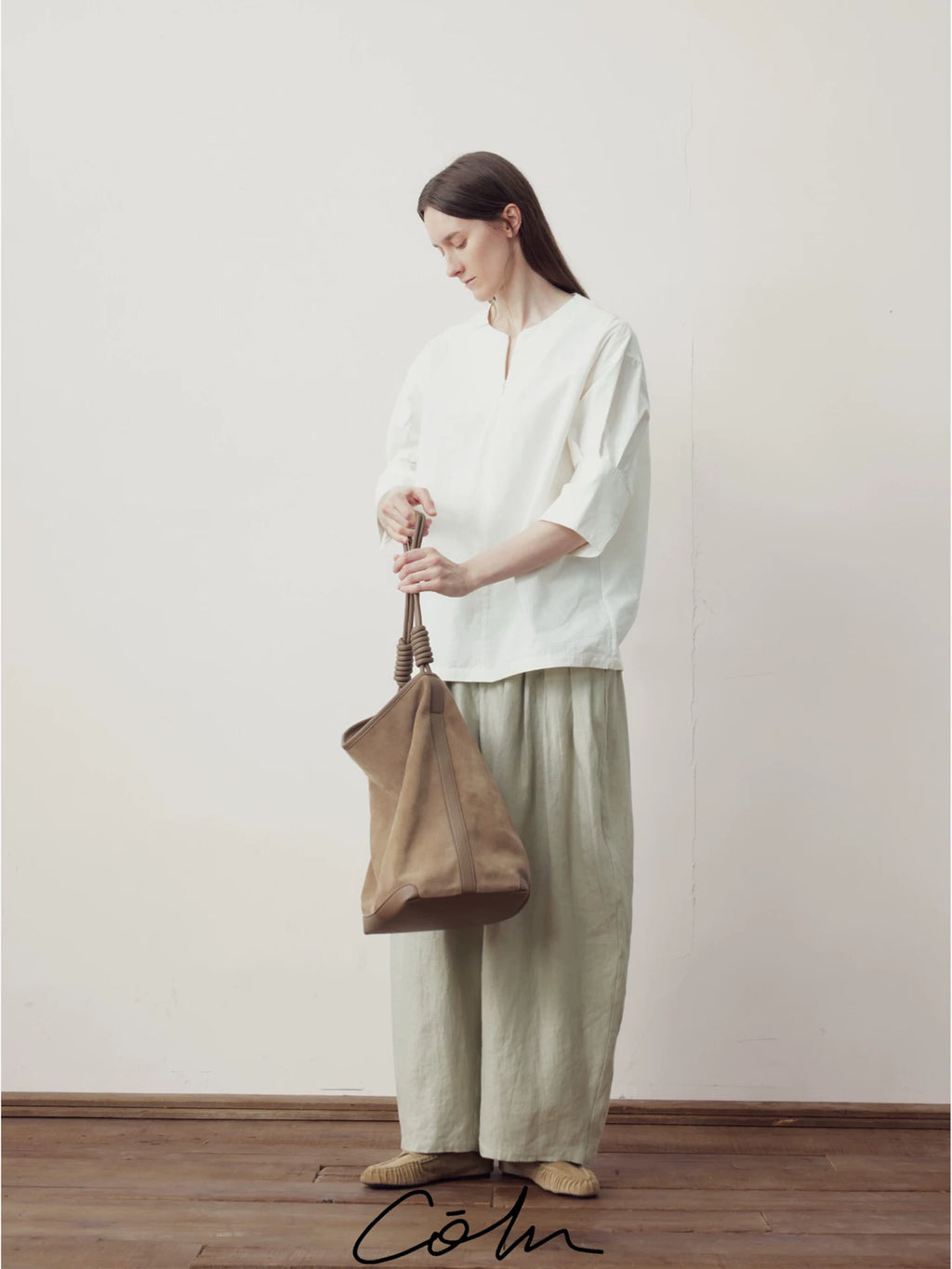COLN V-neck Lantern Sleeve Loose Shirt