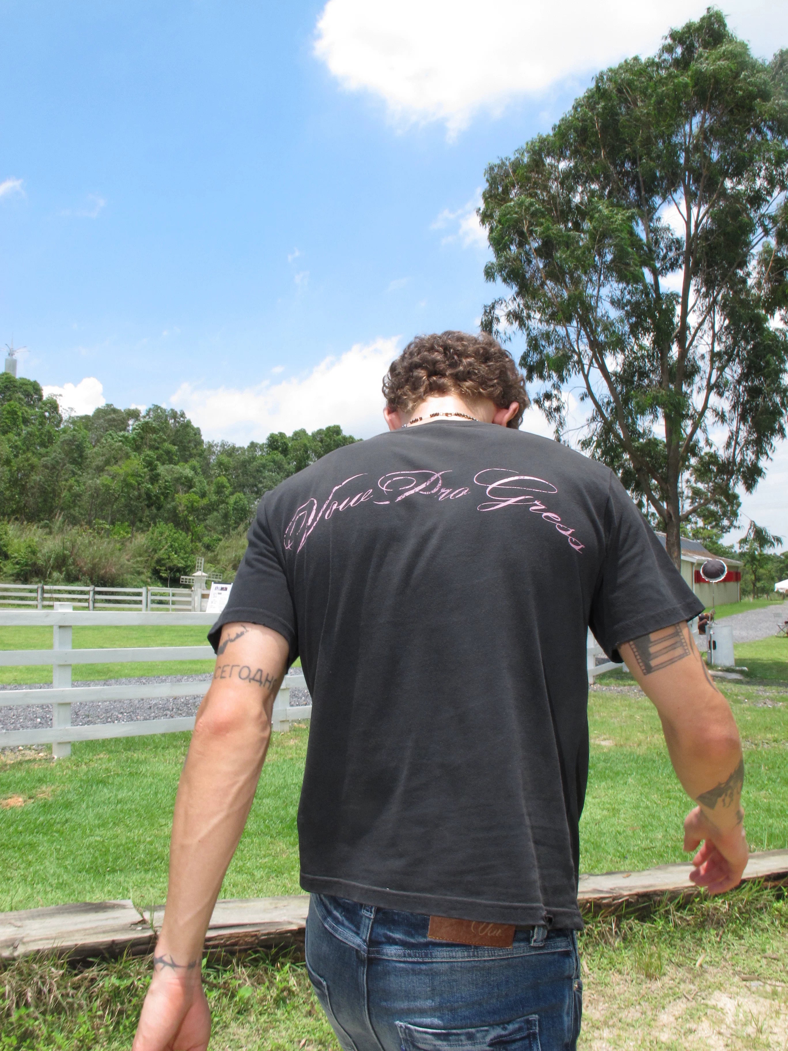 VOWPROGRESS Crew Neck Front Shoulder Slim Tee