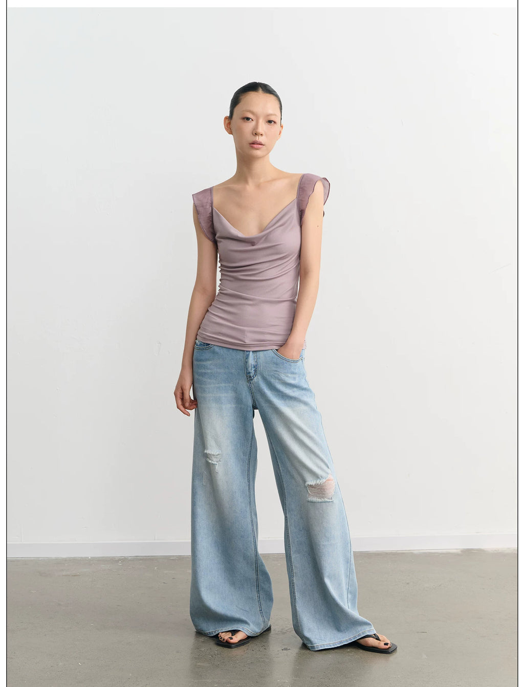 LINY LIBERTY Swing Neck Ruffle Edge Slim Tee