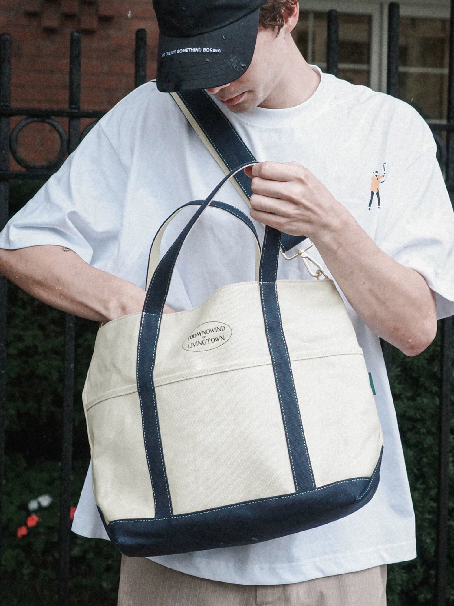 LIVINGTOWN Color Matching Plus Hard Canvas Messenger Bag