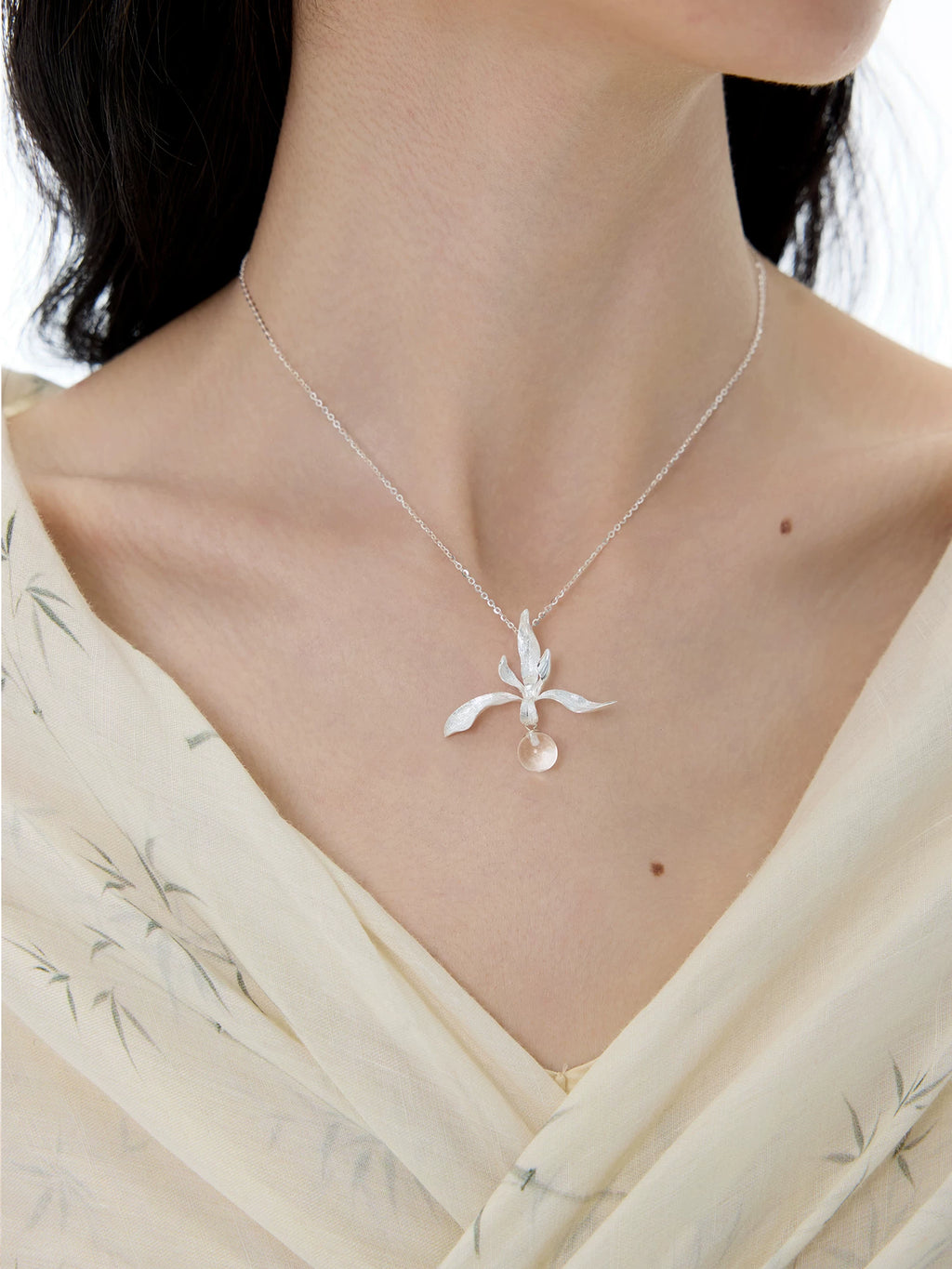 NO SOLUTION Silver Orchid Crystal Necklace
