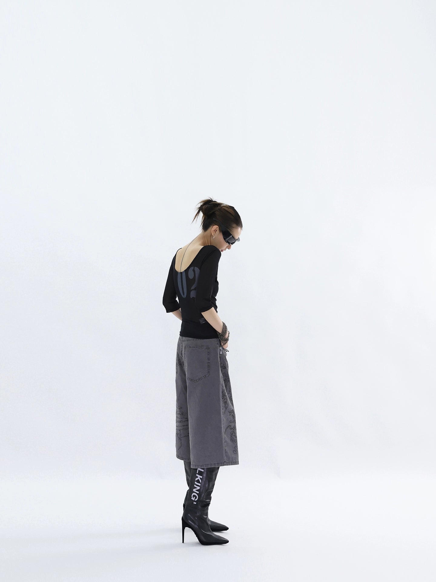 FUZZYKON Hand-drawn Stitch Loose-print Cropped Pants