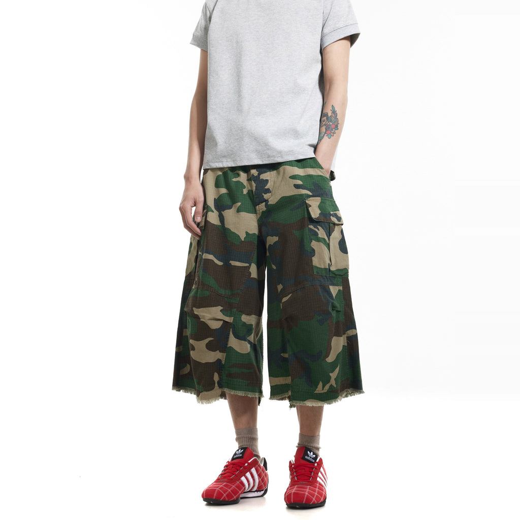 BTSG Cargo multi-pocket rough-edge camouflage shorts