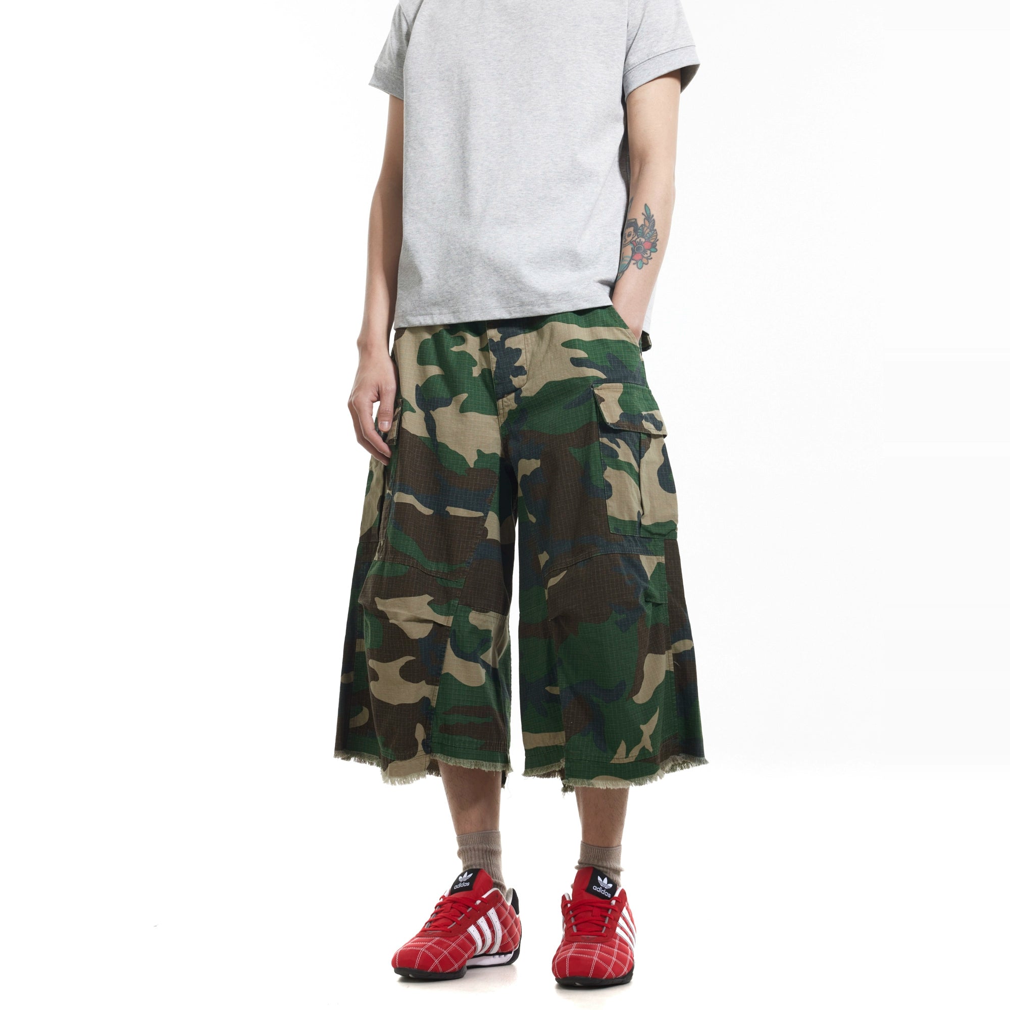 BTSG Cargo multi-pocket rough-edge camouflage shorts