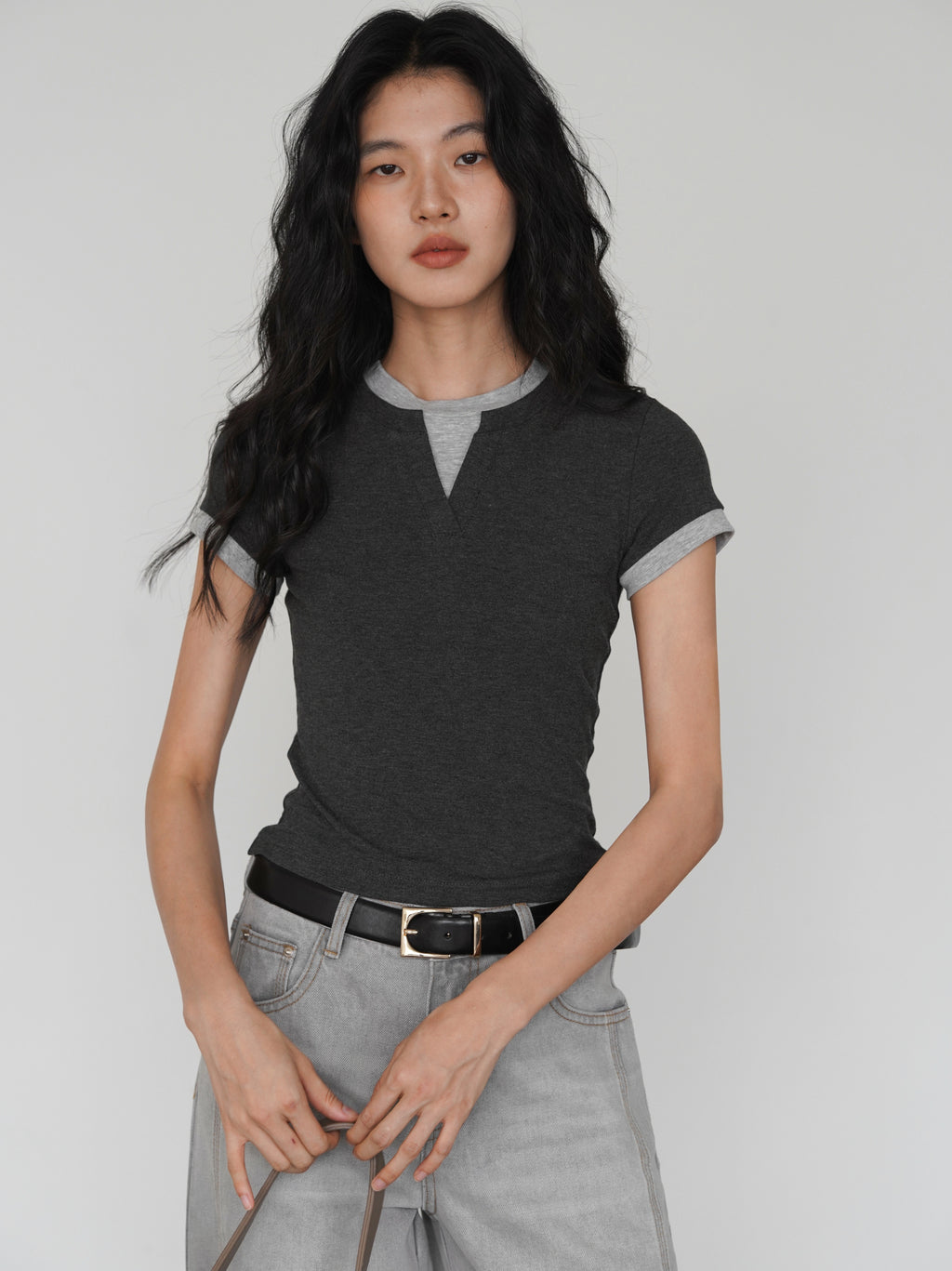 EIGHTHMONTH Contrast Fake Two V-neck Slim Tee