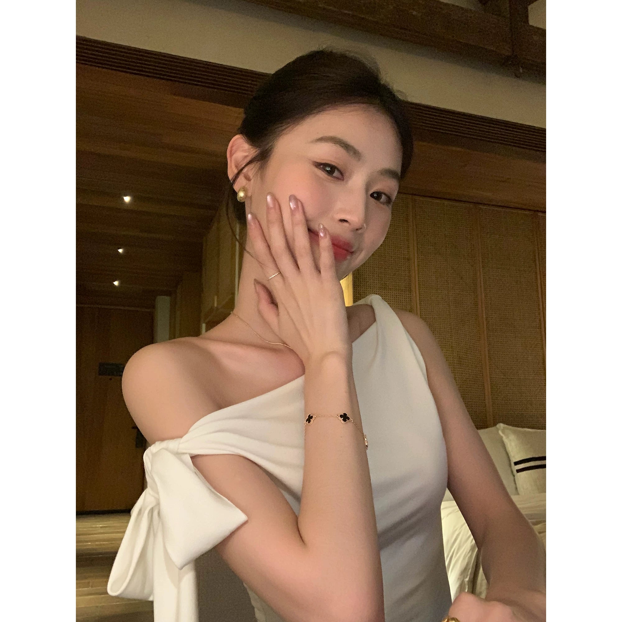 Pusumede Bow Strap Off-the-shoulder Slim Tee