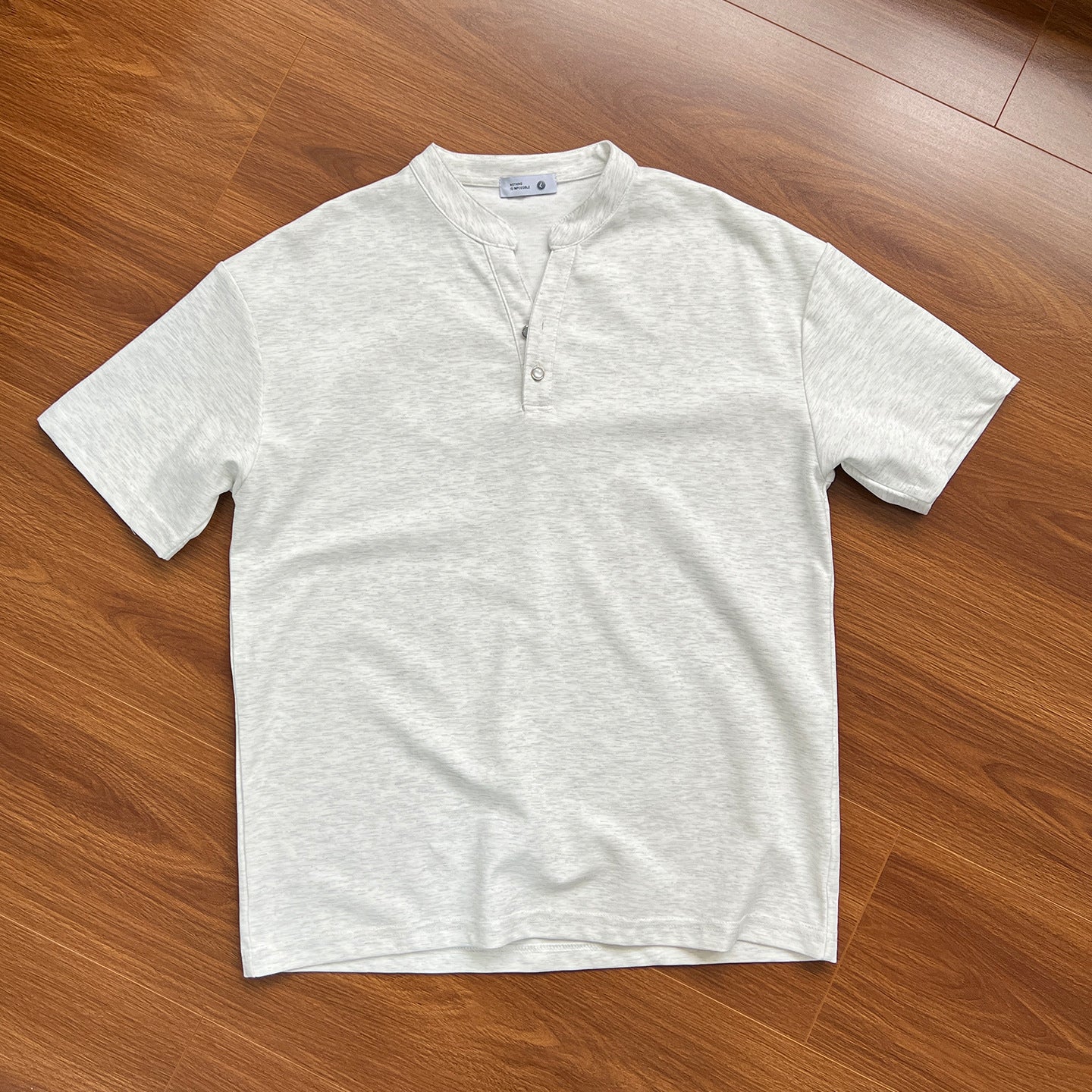 UNF Small V-neck Versatile Casual Tee