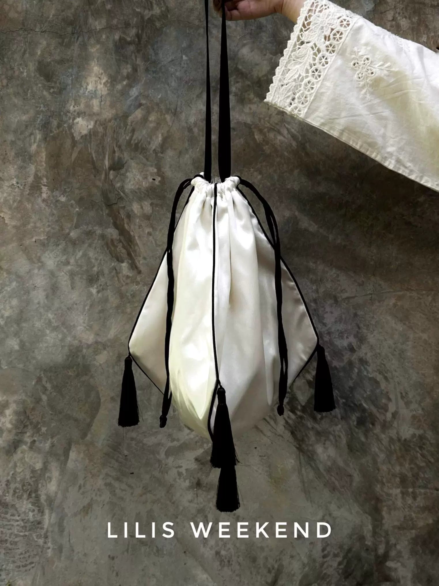 Lilis Weekend Retro Drawstring Lantern Fringed Bag