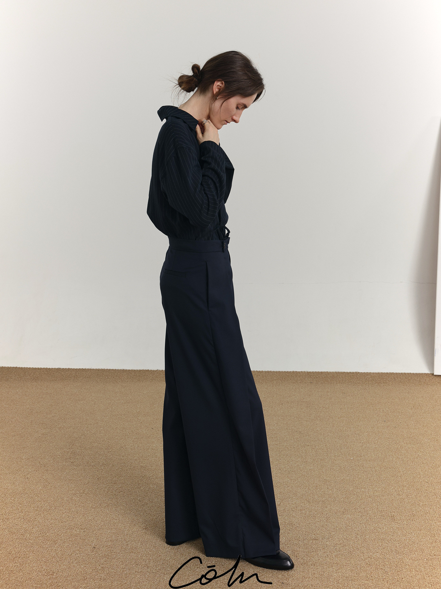 COLN Line-sensitive Flyer Slightly Wide Flared Pants