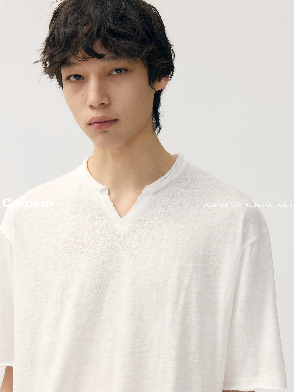 CARPEM Thin V-neck Rough Edge Casual Tee