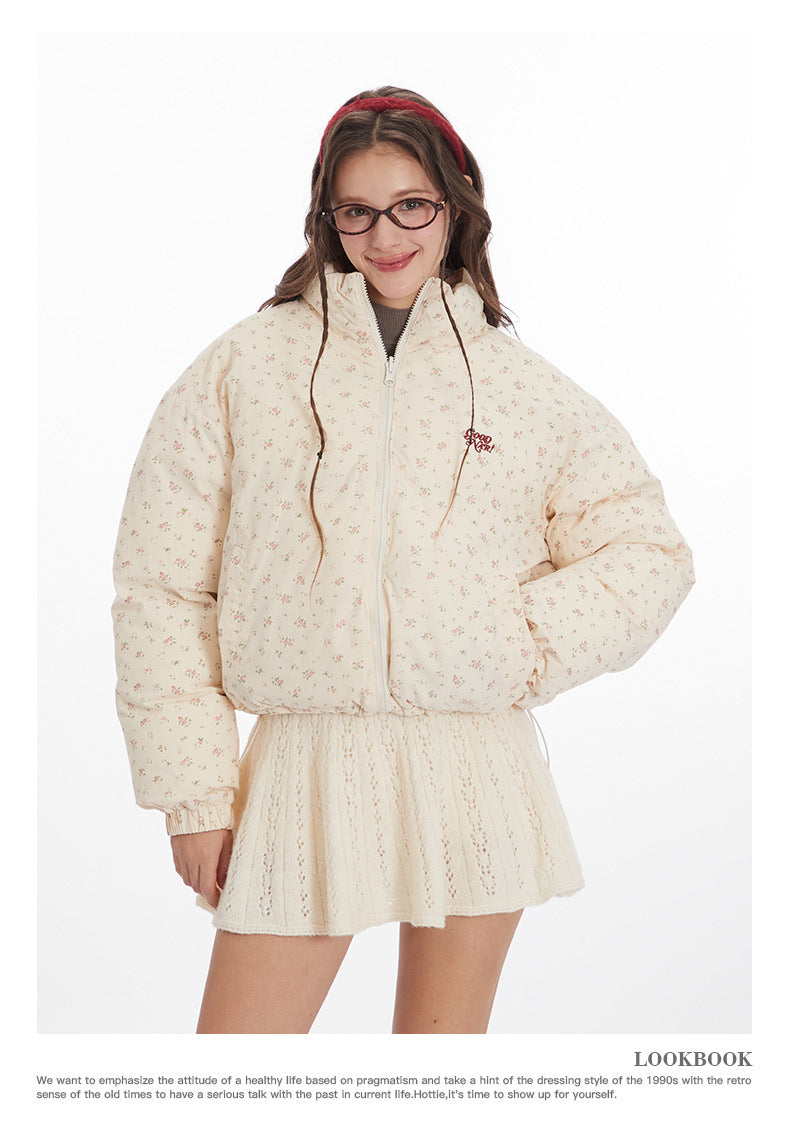 Nariele Wears A Stand-up Collar and A Loose Thickened Coat on Both Sides