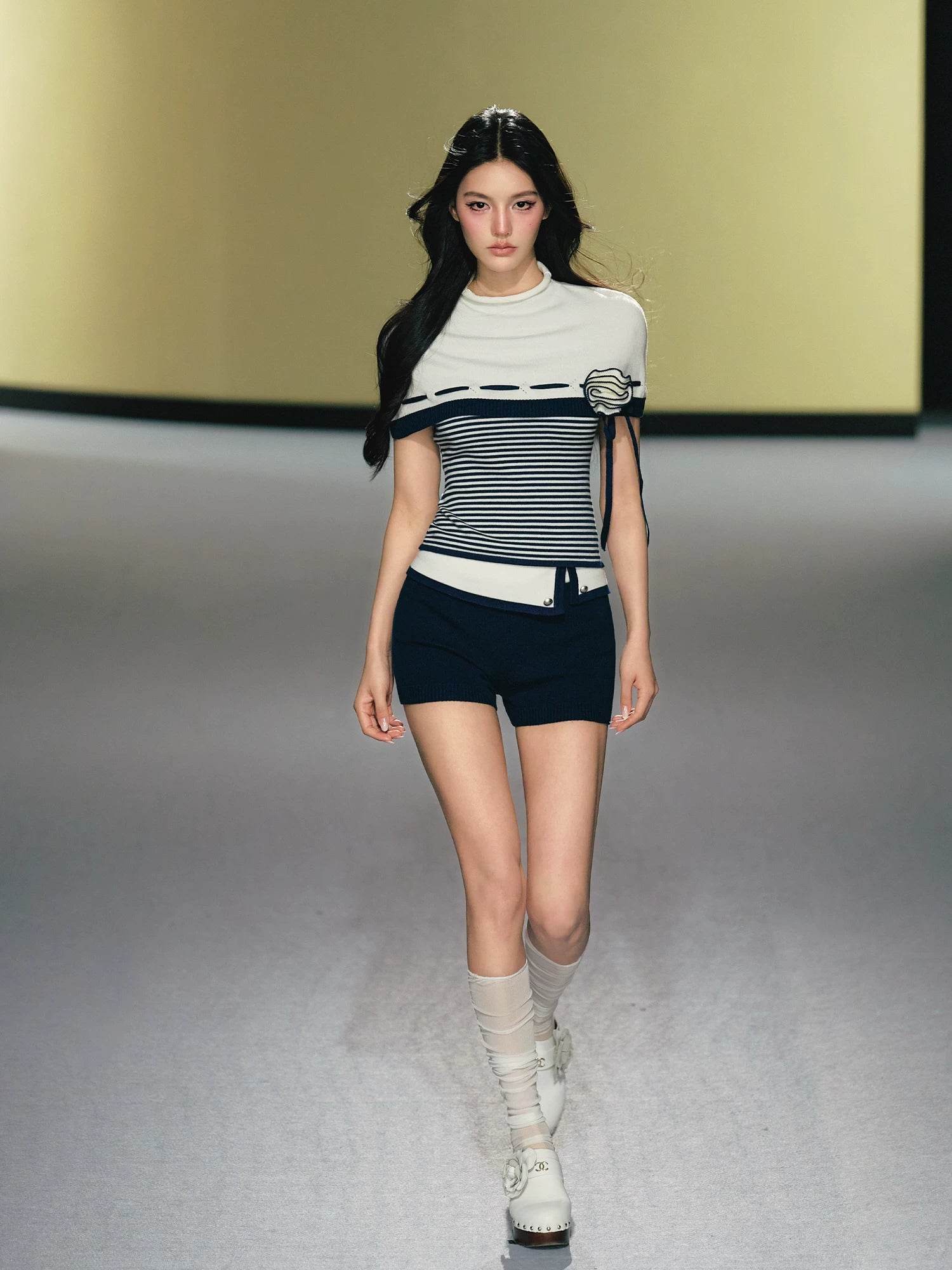 AGAM Flower Semi-turtleneck Top Contrasting Color Flanged Shorts Set